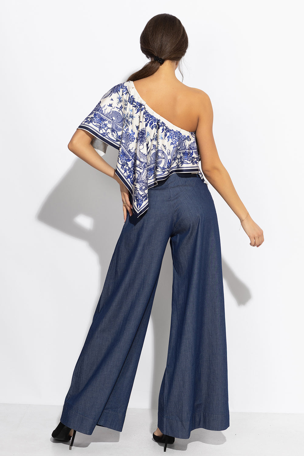 Elegantný top s odhaleným ramenom - Asia Sky