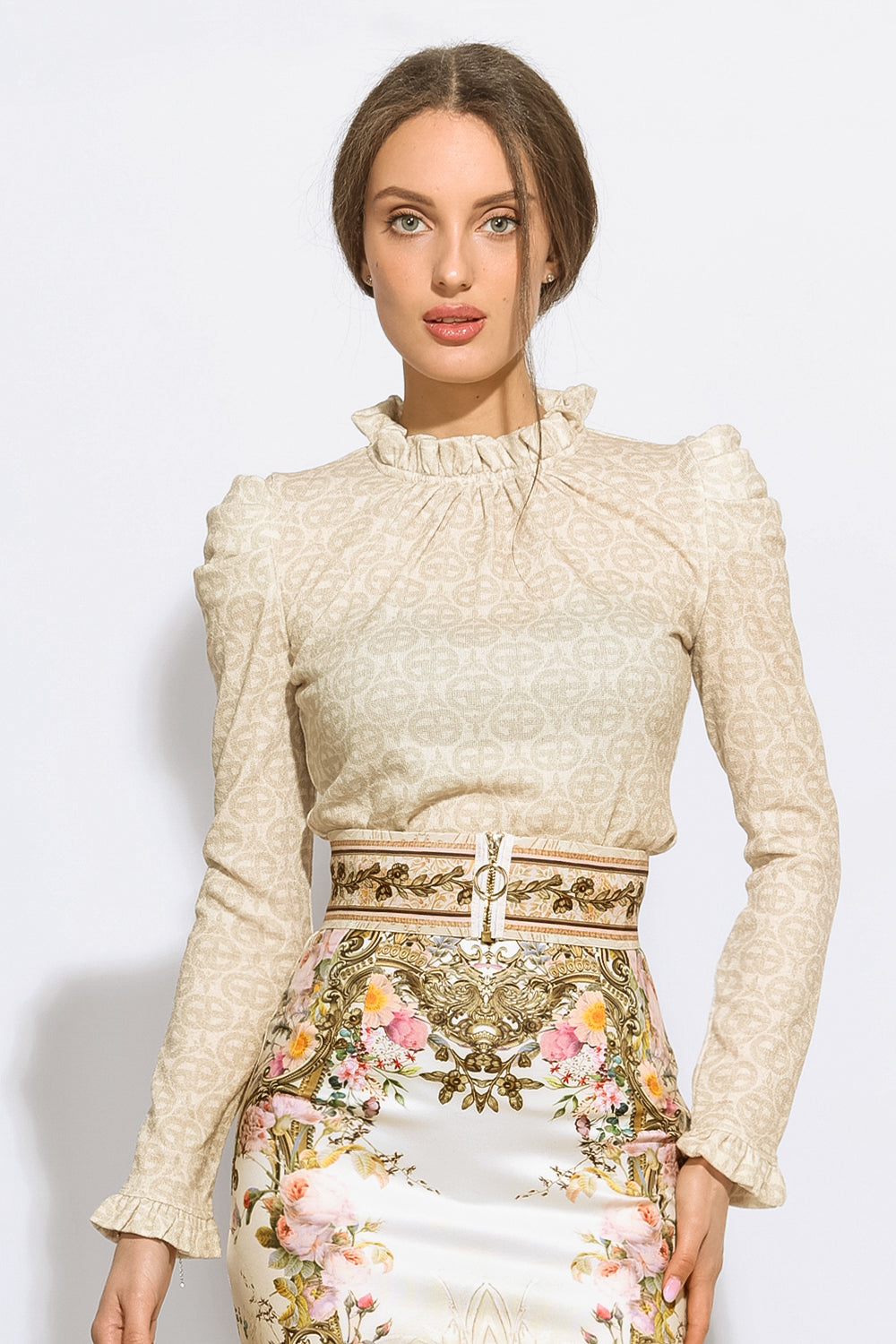 BLOUSE WITH GATHERED NECKLINE AND LOGO PRINT - IVORY LOGO COLLECTION JIORO БЛУЗА ОТ ФИНО ПЛЕТИВО - IVORY LOGO JIORO