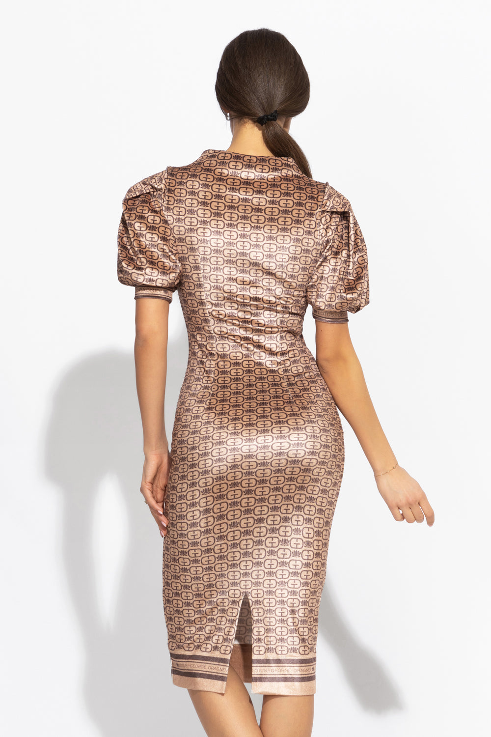 PŘILÉHAVÉ ŠATY Z HLADKÉHO SAMETU - TMAVĚ HNĚDÉ LOGO