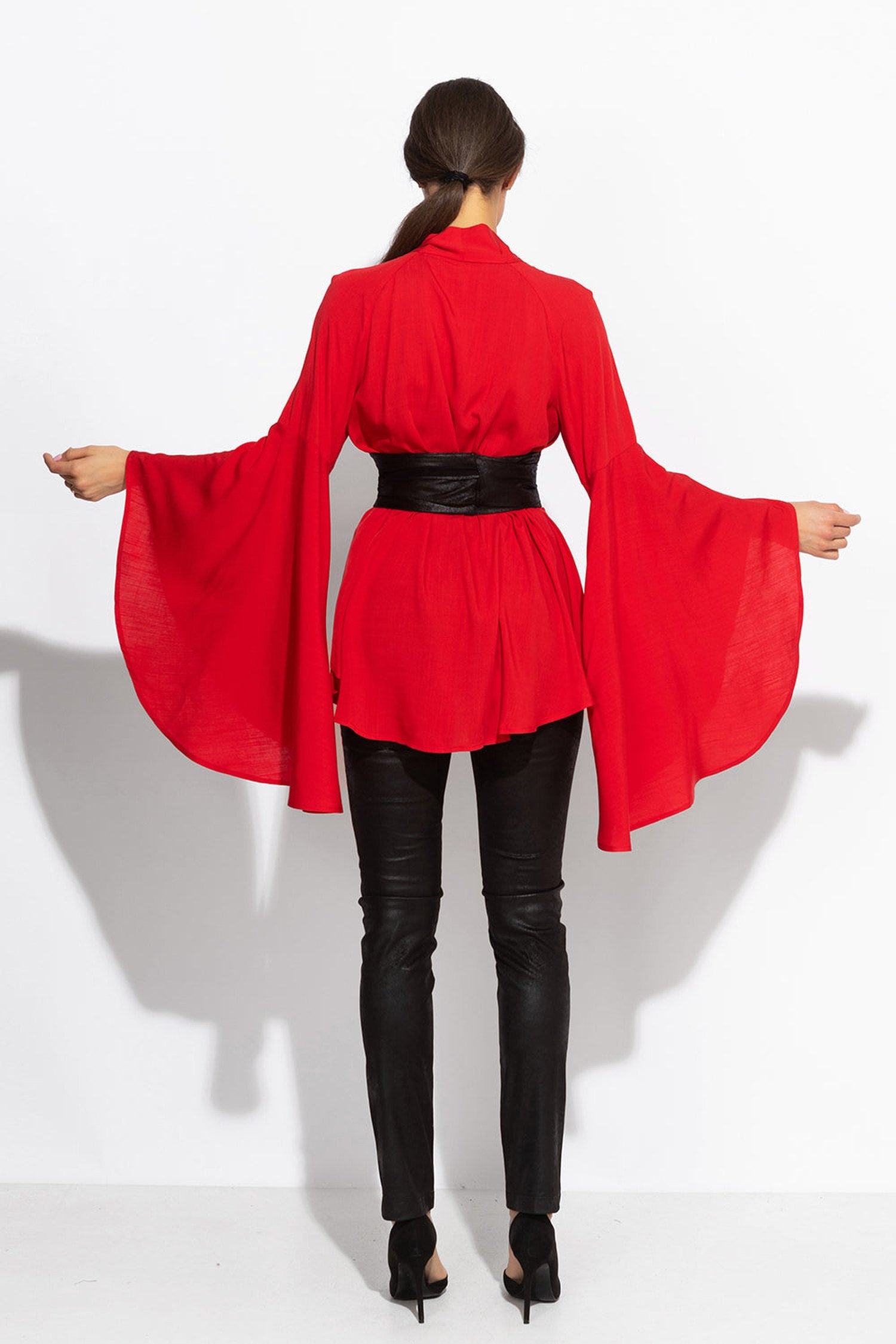 ROTE VISKOSEBLUSE MIT AUSGESTELLTEN ÄRMELN - ESSENTIALS