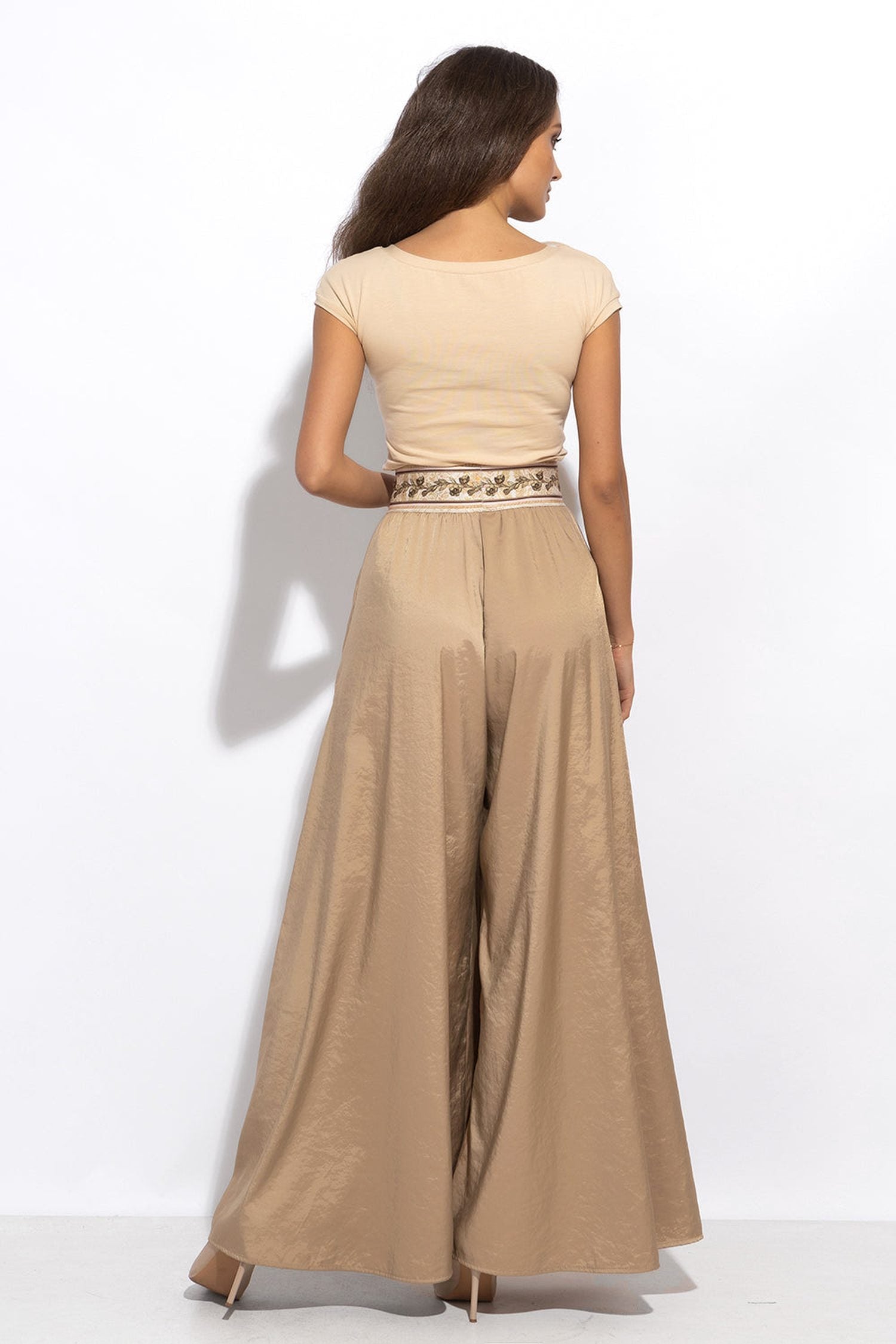 HIGH-WAISTED PANTS CUPRO TOUCH WITH SLITS IN BEIGE - ESSENTIALS JIORO ПАНТАЛОН В БЕЖОВО С ВИСОКА ТАЛИЯ, КУПРО УСЕЩАНЕ И ЦЕПКИ – ESSENTIALS JIORO
