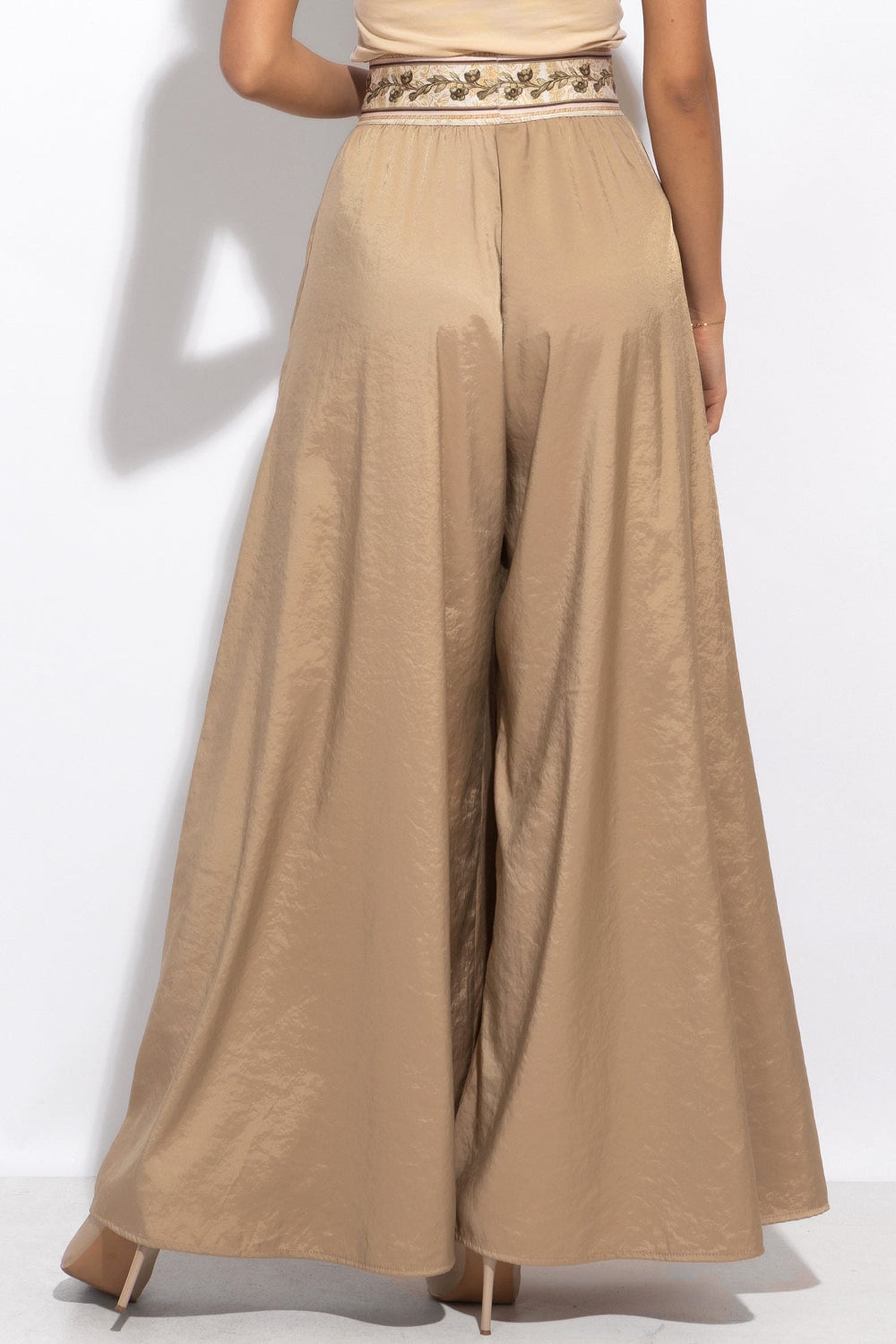 HIGH-WAISTED PANTS CUPRO TOUCH WITH SLITS IN BEIGE - ESSENTIALS JIORO ПАНТАЛОН В БЕЖОВО С ВИСОКА ТАЛИЯ, КУПРО УСЕЩАНЕ И ЦЕПКИ – ESSENTIALS JIORO