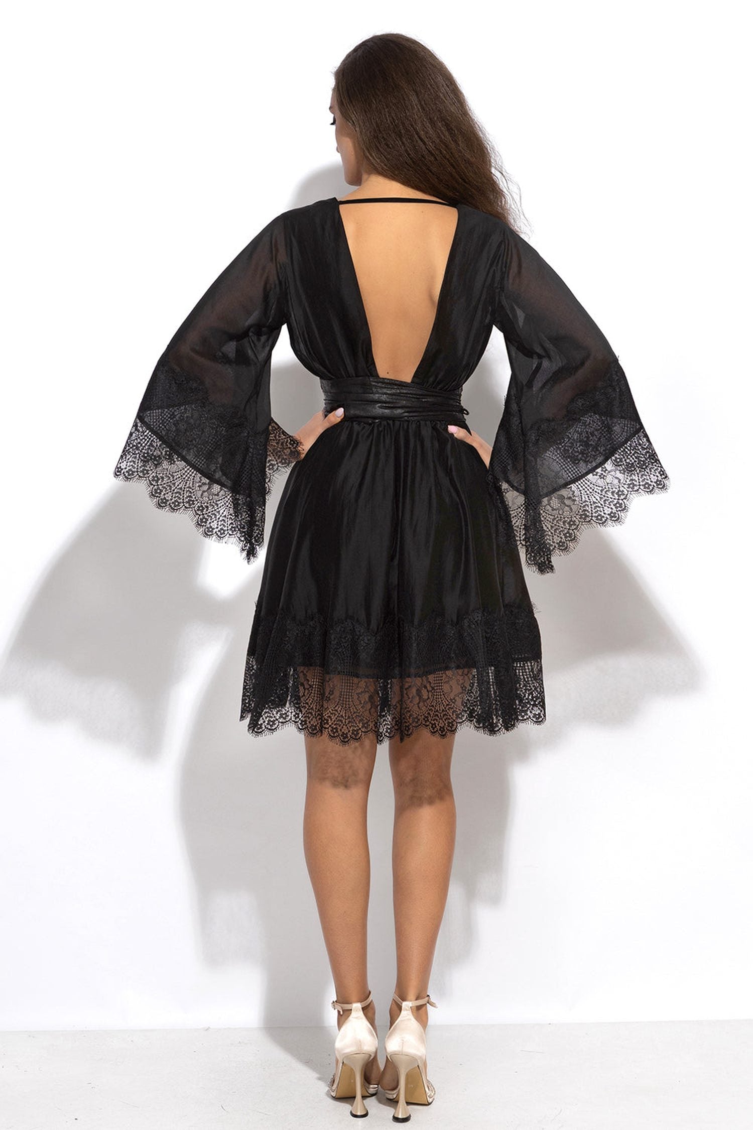 ROBE COURTE EN TENCEL AVEC DENTELLE EN NOIR - ESSENTIELS