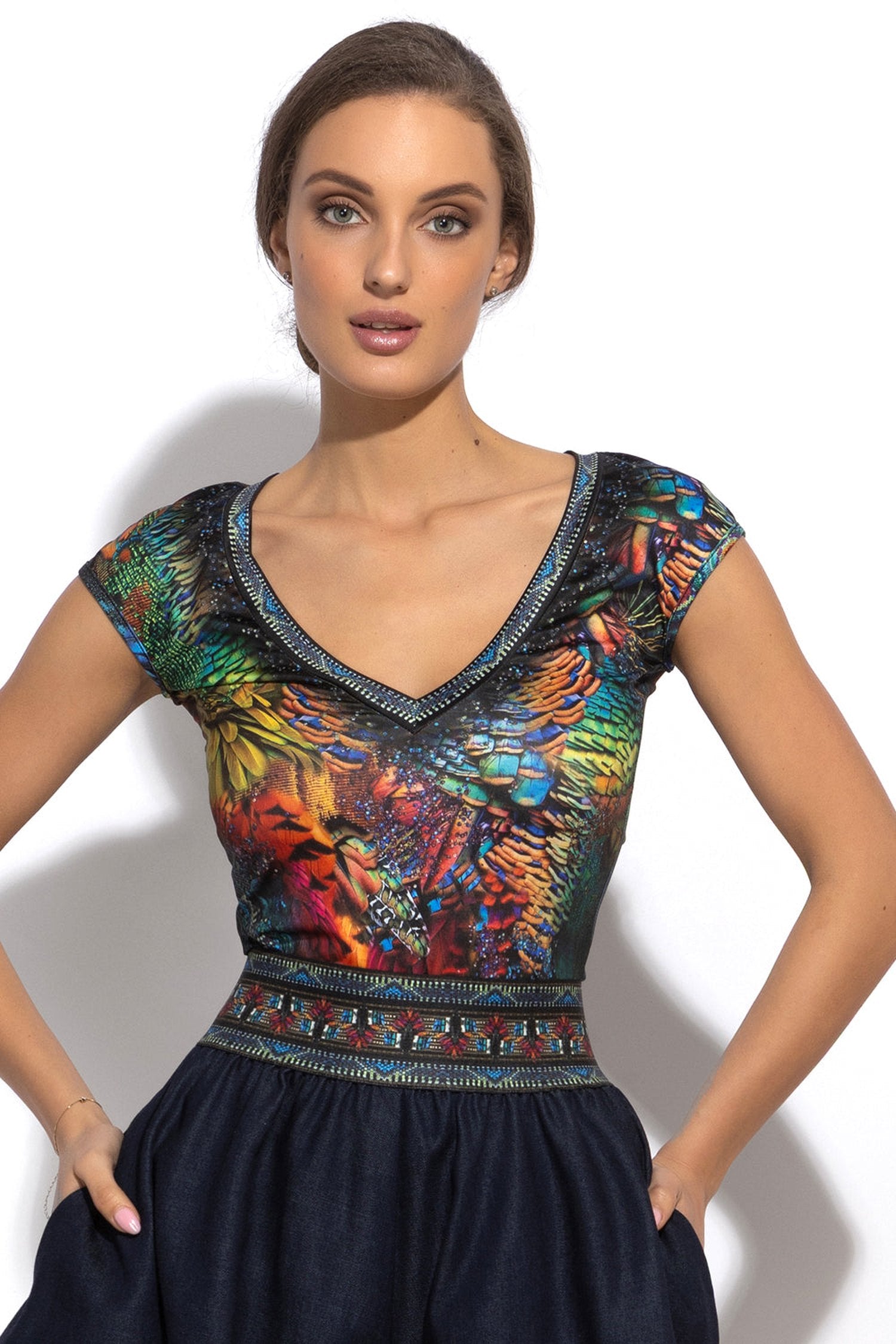 T-SHIRT BASICA A SCOLLO A V - AMAZONIA