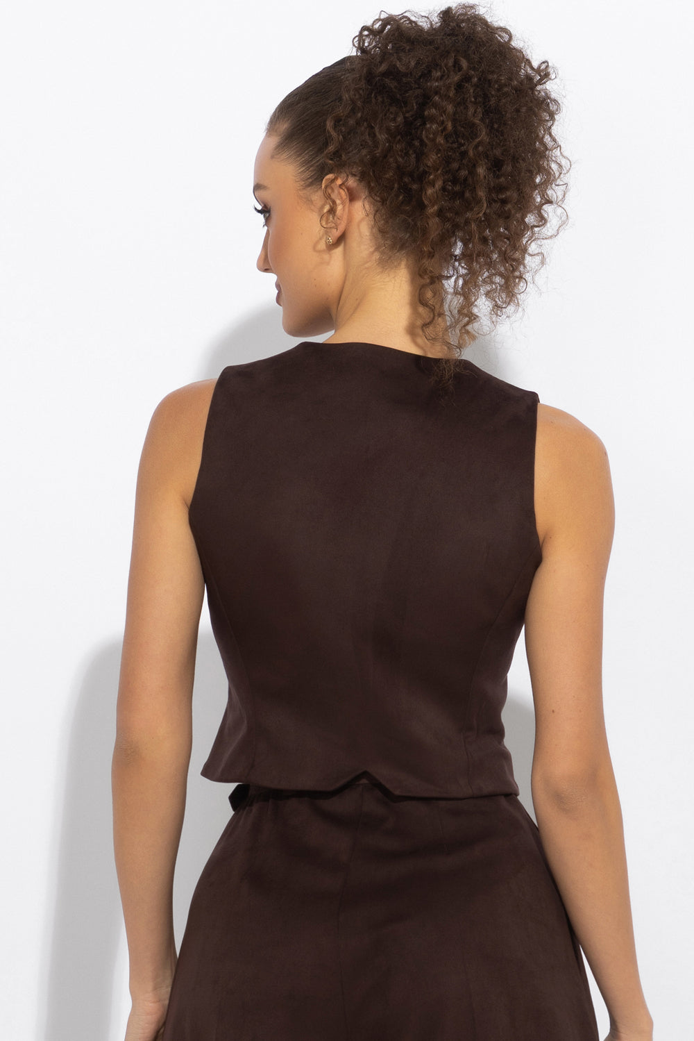 SUEDE-EFFECT VEST IN DARK BROWN - ESSENTIALS JIORO ТЪМНОКАФЯВ ЕЛЕК С ВЕЛУРЕН ЕФЕКТ - ESSENTIALS JIORO
