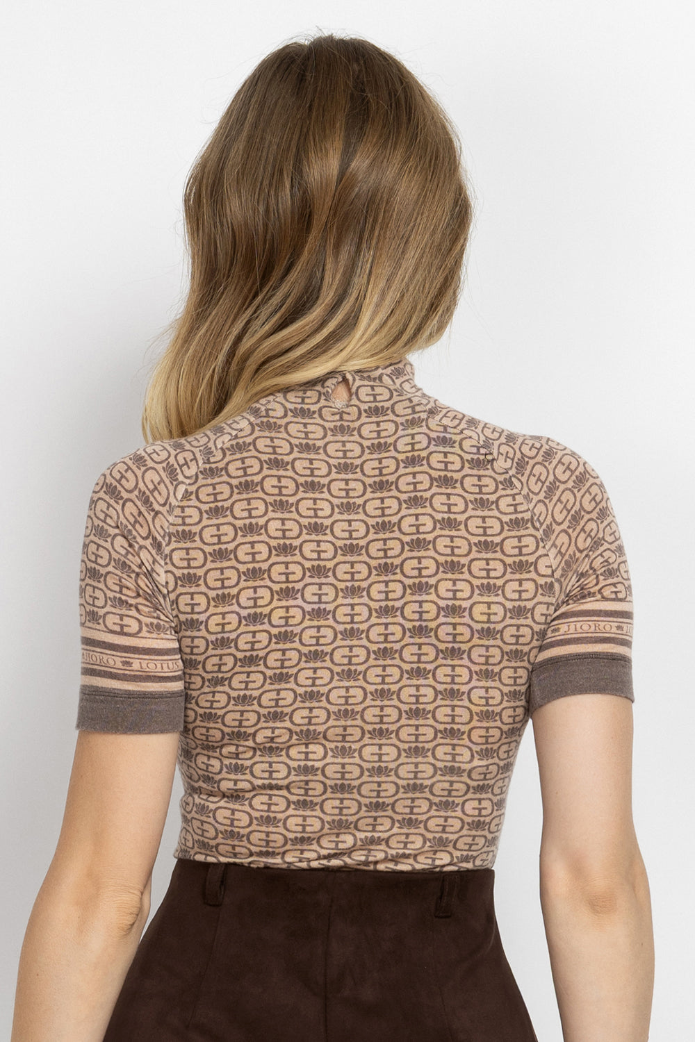 SHORT-SLEEVE MODAL TOP - MOCHA MOUSSE LOGO JIORO SHORT-SLEEVE MODAL TOP - MOCHA MOUSSE LOGO JIORO