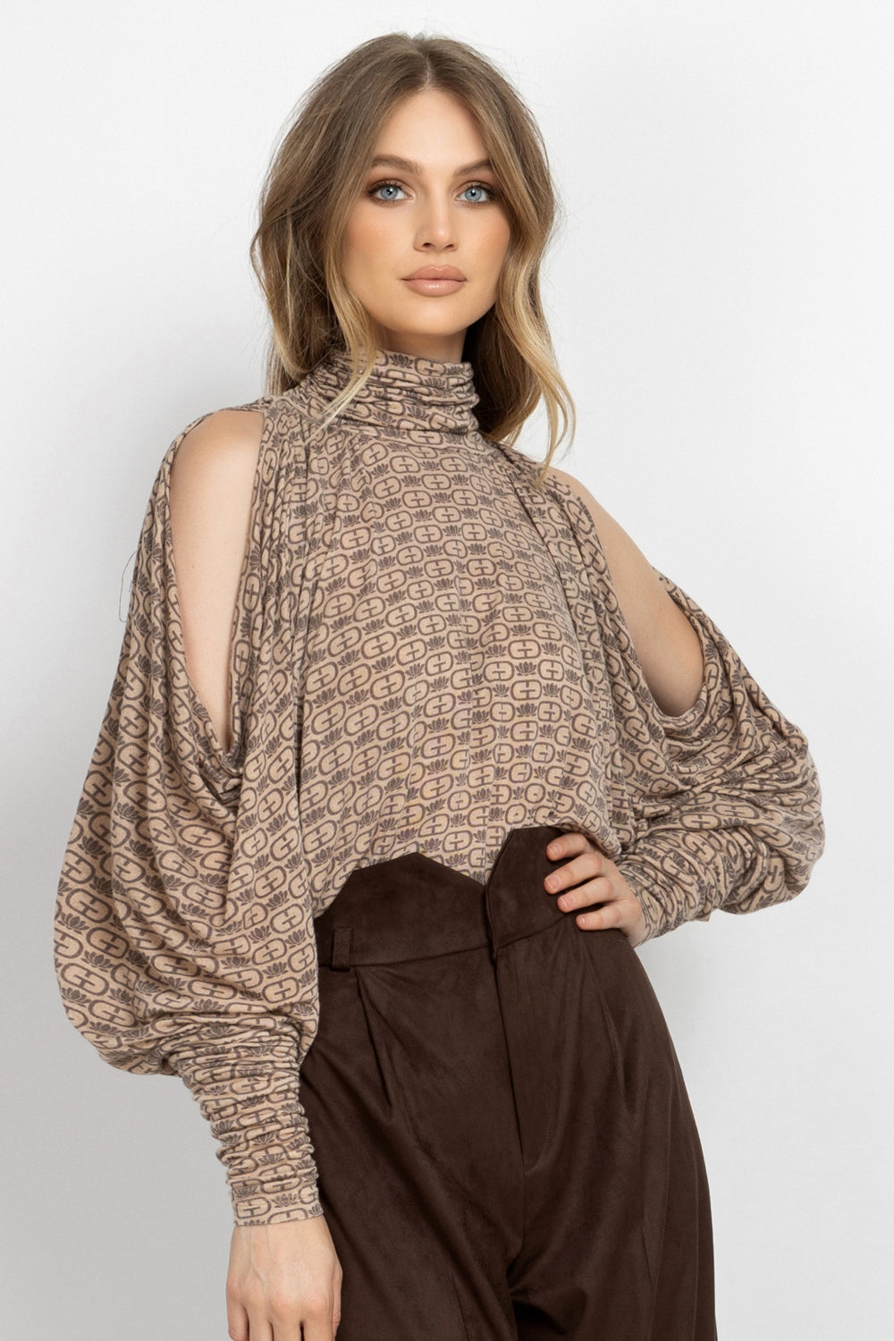 MODAL BATWING TURTLENECK TOP - MOCHA MOUSSE LOGO JIORO ТОП ОТ МОДАЛ С ПОЛО ЯКА И ПРИЛЕП РЪКАВ - MOCHA MOUSSE LOGO JIORO