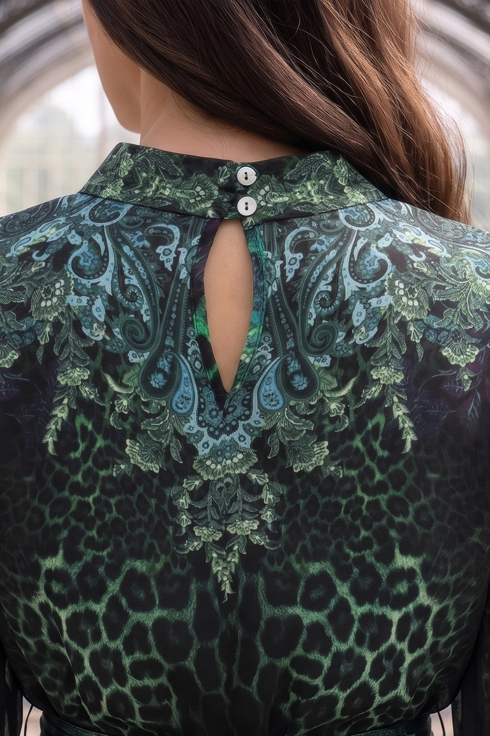 VISKOSE-SATIN-CAFTAN MIT FEDERN - LEO NEONGRÜN