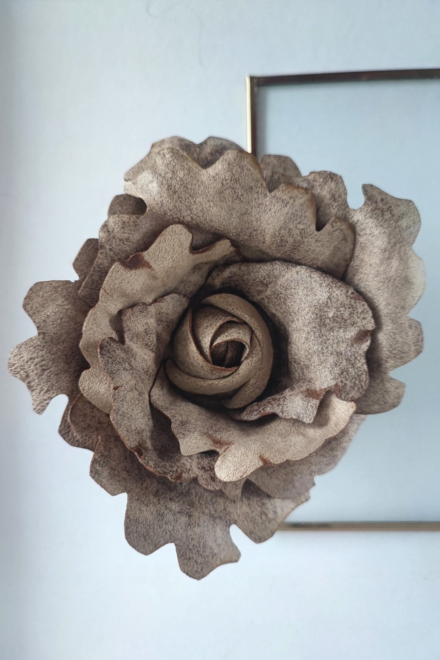 BROCHE MOYENNE EN SIMILI DAIM BEIGE ROSE