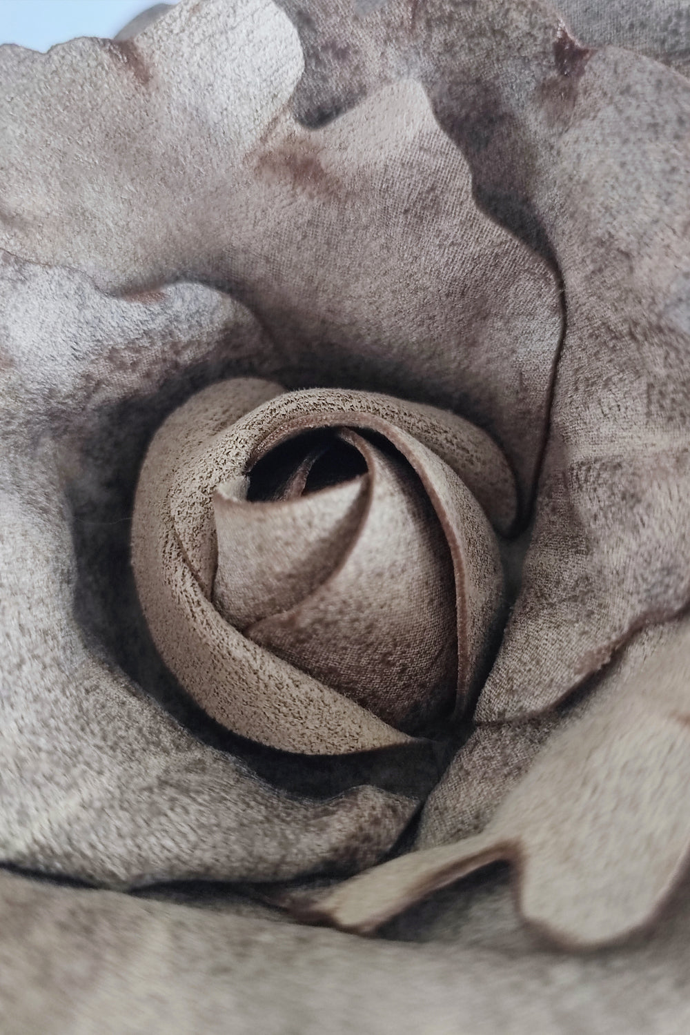 SMALL SUEDE-LOOK BEIGE ROSE BROOCH