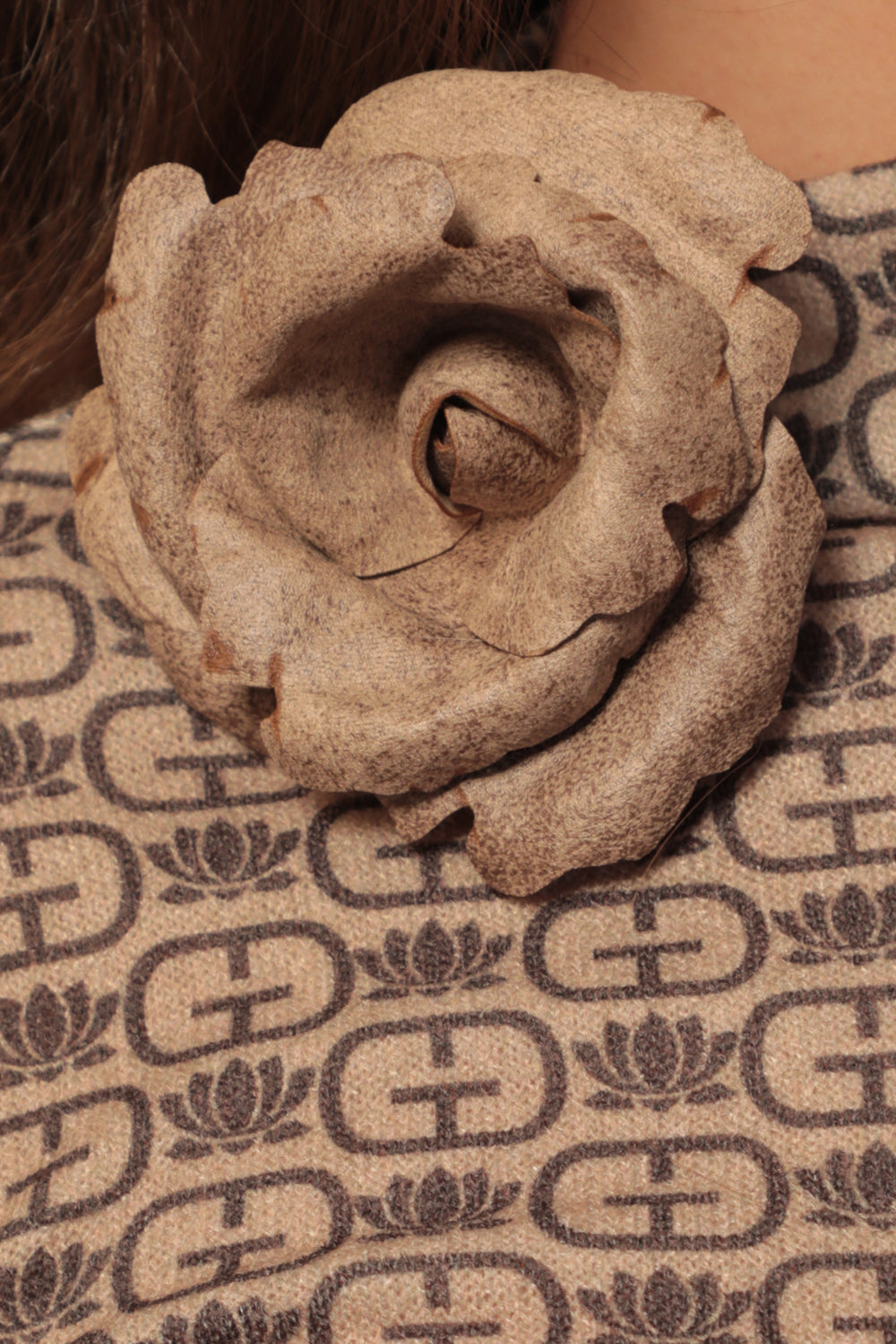 SMALL SUEDE-LOOK BEIGE ROSE BROOCH