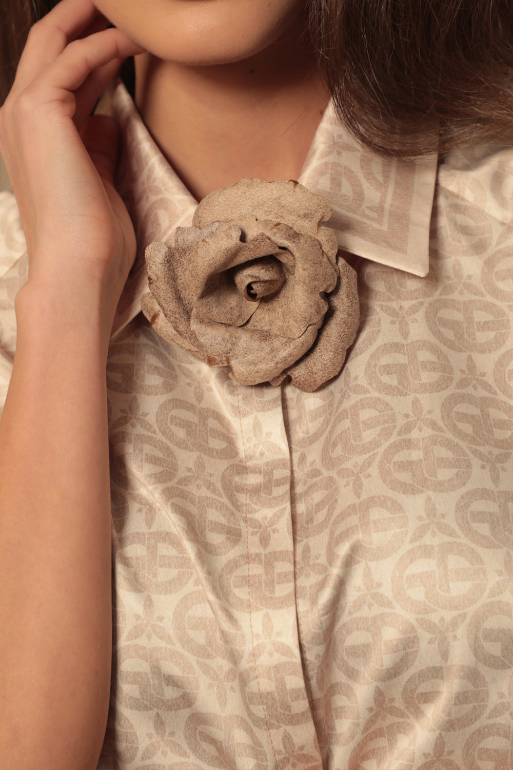 SMALL SUEDE-LOOK BEIGE ROSE BROOCH