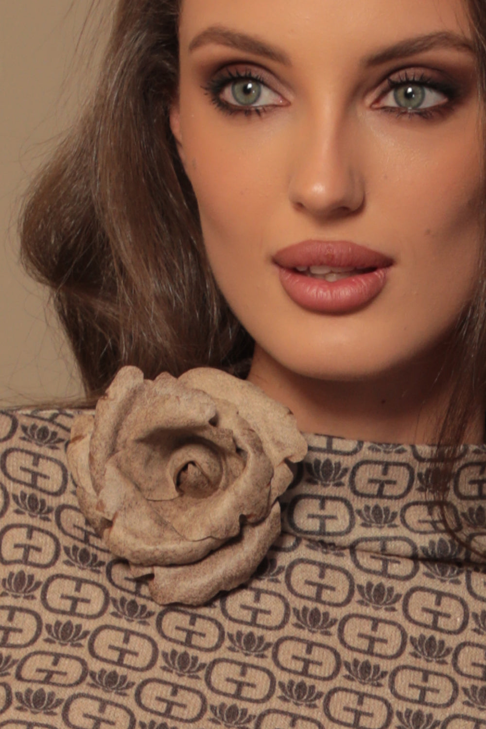 SMALL SUEDE-LOOK BEIGE ROSE BROOCH