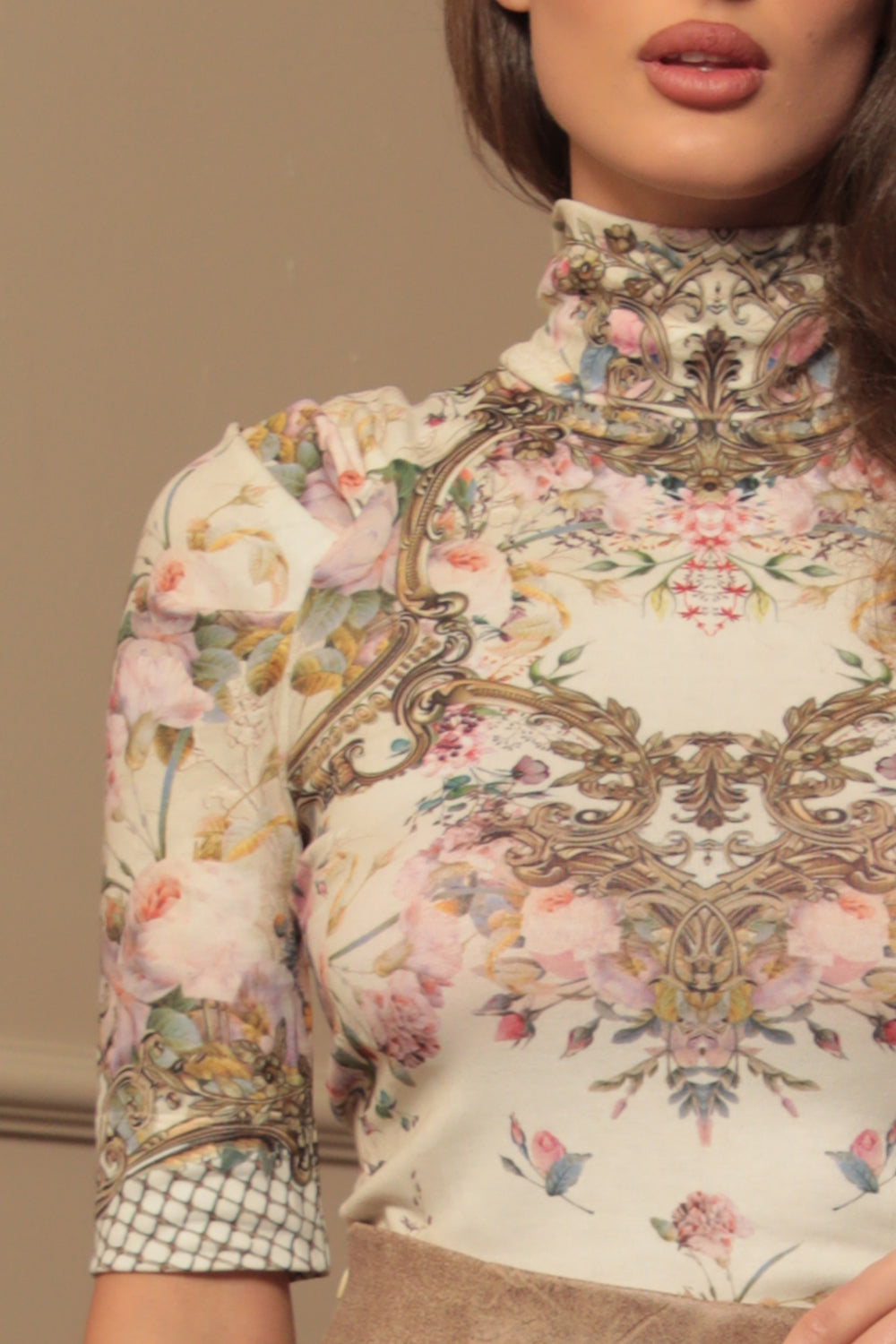 TOP WITH SHOULDER FRILLS - BAROQUE FLOWERS JIORO ТОП С ЕФЕКТЕН РЕГЛАН РЪКАВ - BAROQUE FLOWERS JIORO