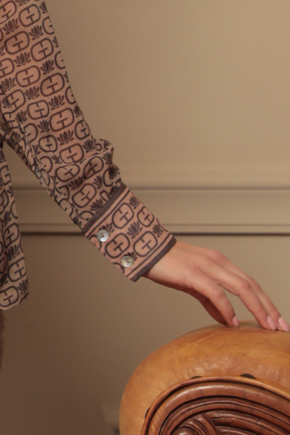 LONG SLEEVE PRINT SHIRT-DARK BROWN LOGO
