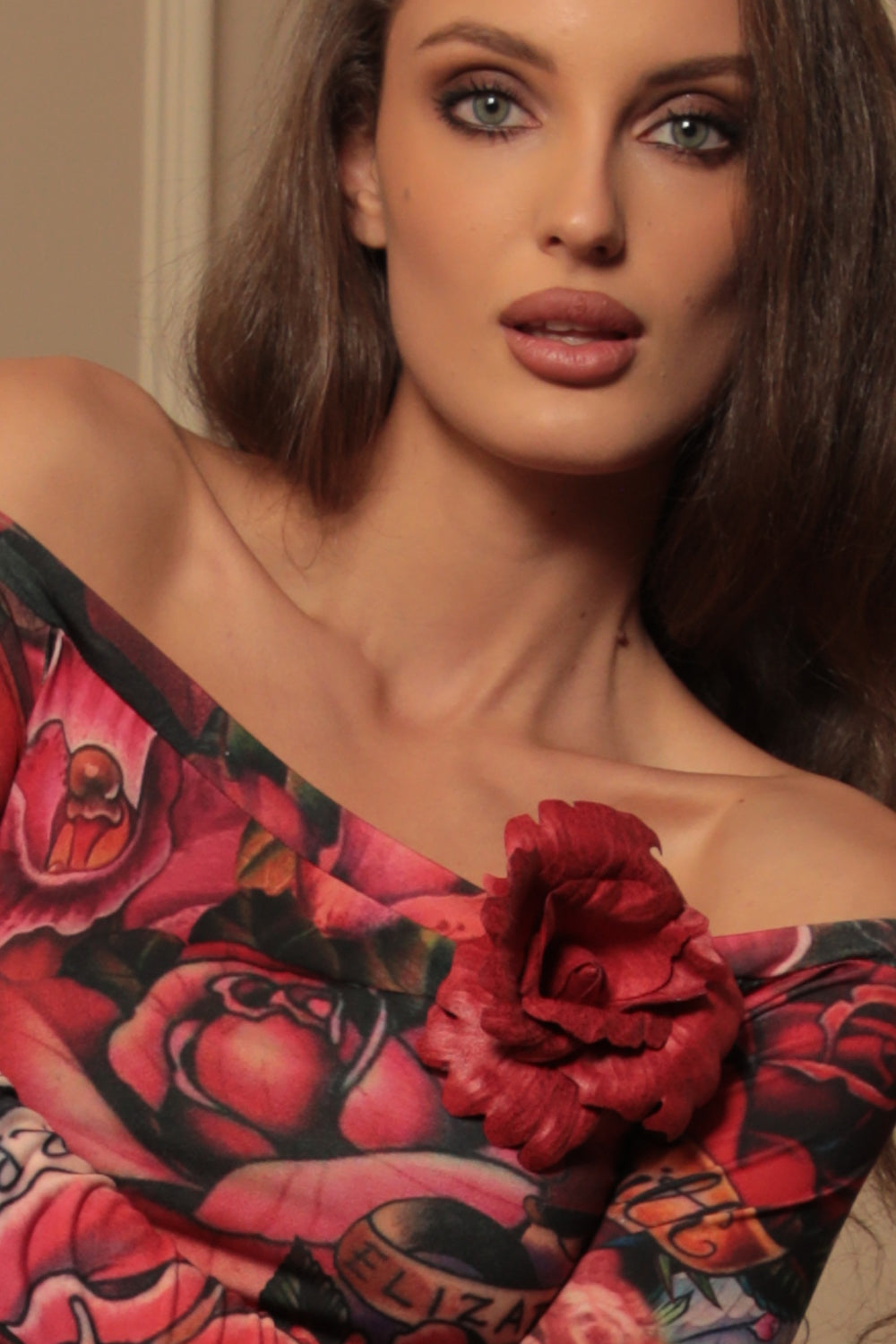MEDIUM SUEDE-LOOK RED ROSE BROOCH