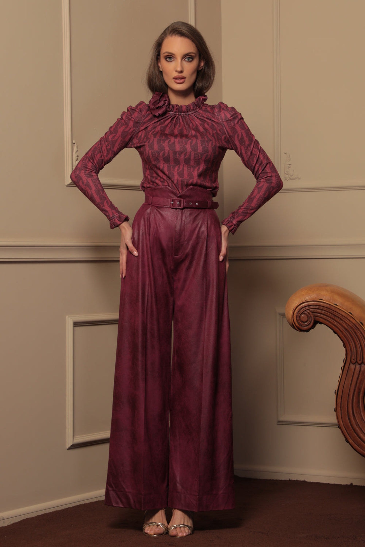 HOCHGESCHNITTENE BURGUNDERROTE HOSE – GRUNDAUSSTATTUNG