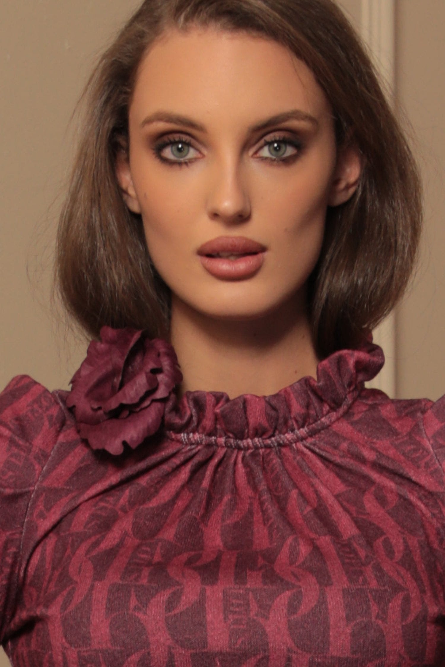 BLUSE MIT GESAMMELTEM AUSSCHNITT UND LOGO-DRUCK - BURGUNDER LOGO