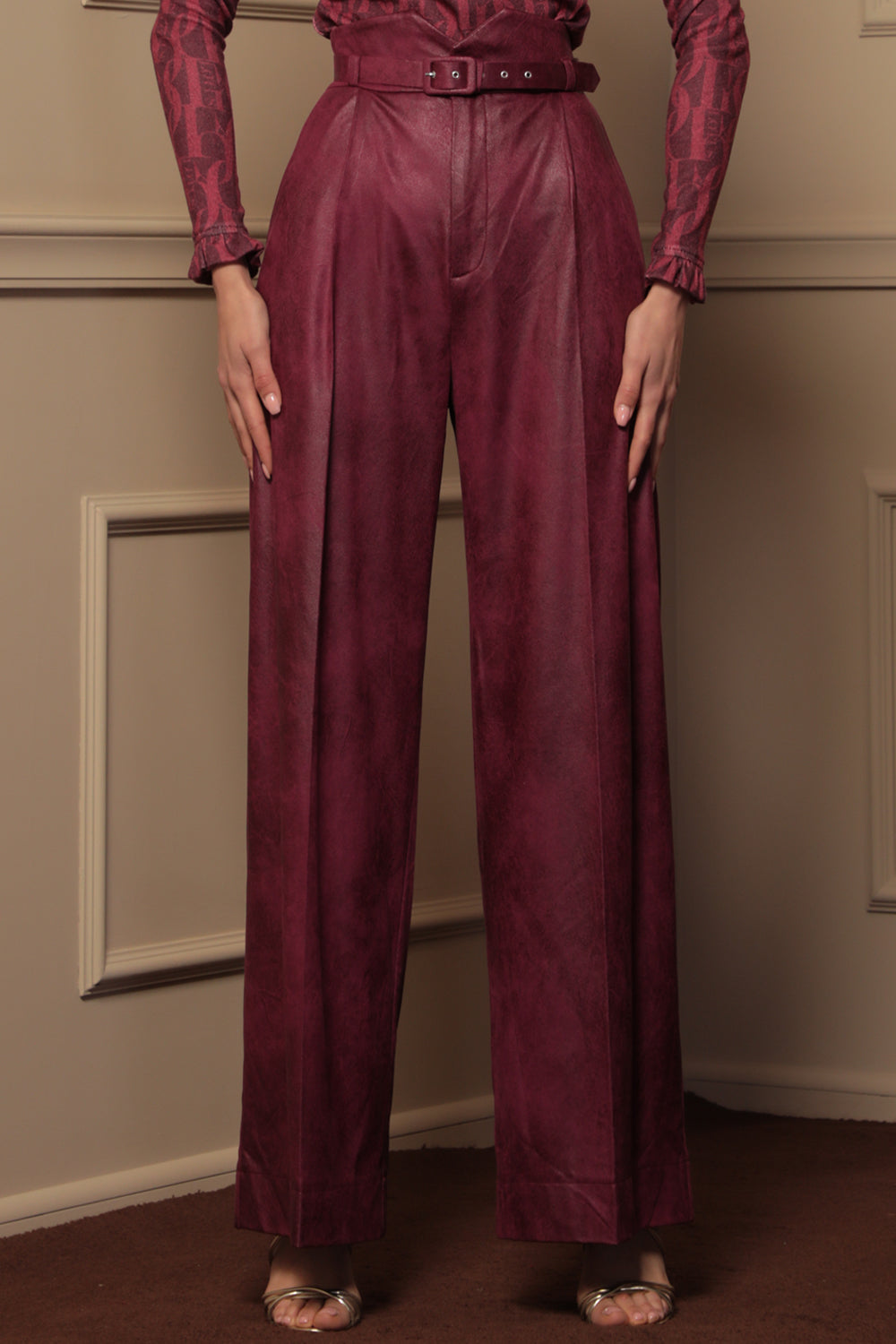 HIGH-WAISTED BURGUNDY TROUSERS – ESSENTIALS