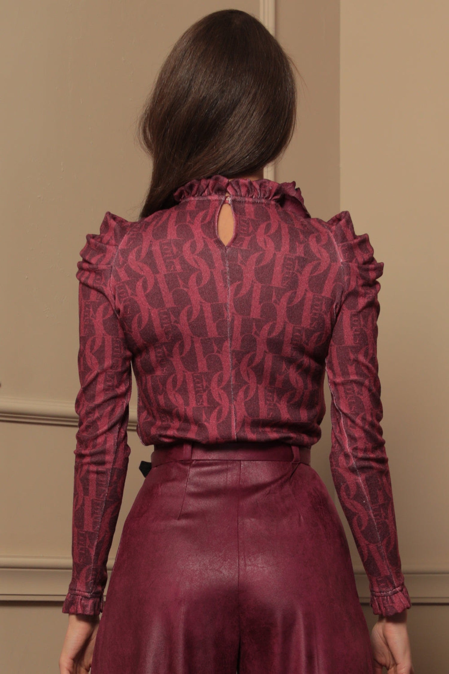 BLOUSE WITH GATHERED NECKLINE AND LOGO PRINT - BURGUNDY LOGO JIORO БЛУЗА ОТ ФИНО ПЛЕТИВО - BURGUNDY LOGO JIORO