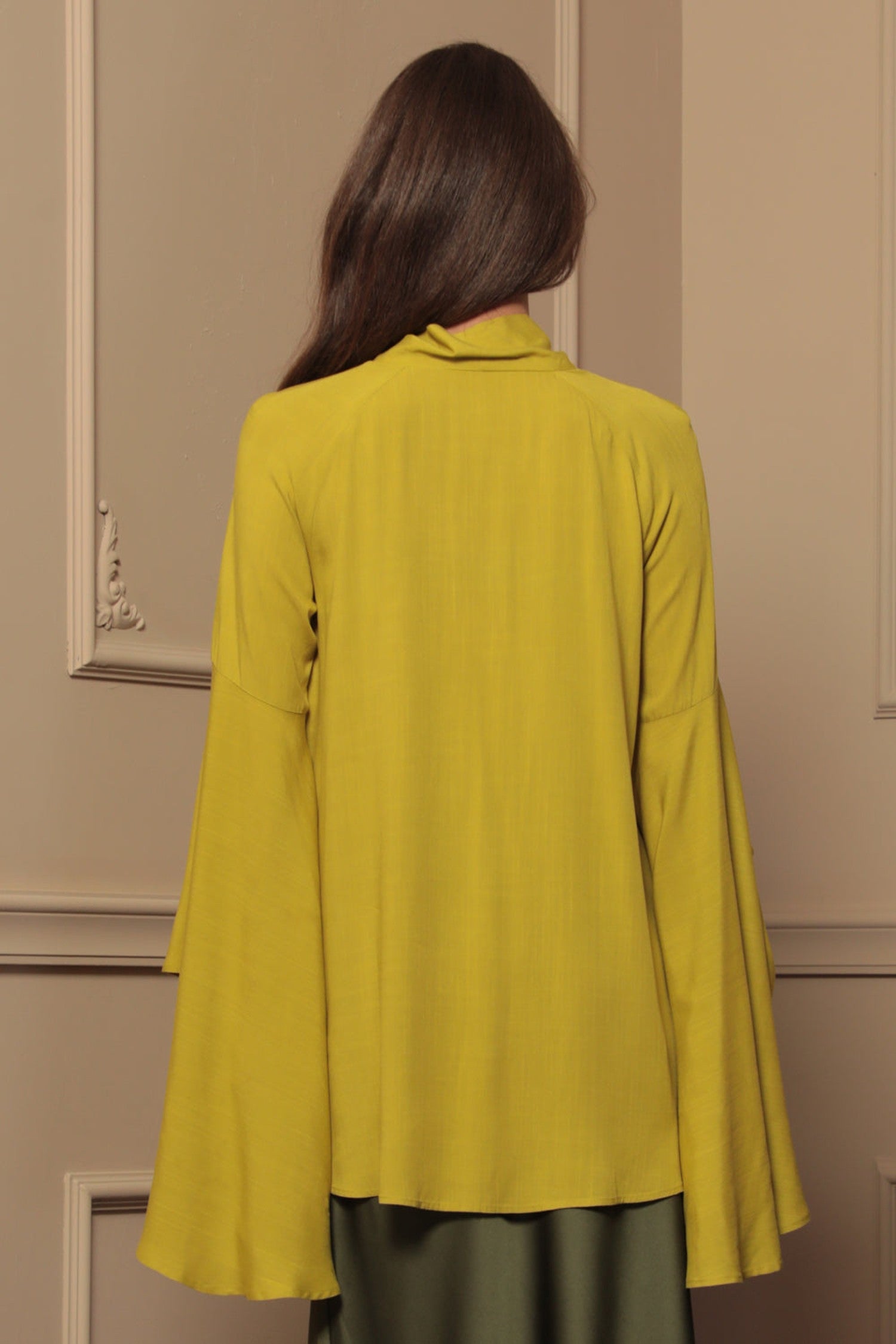 BLOUSE EN VISCOSE ORCHIDÉE JAUNE AVEC MANCHES ÉVASÉES – ESSENTIELS