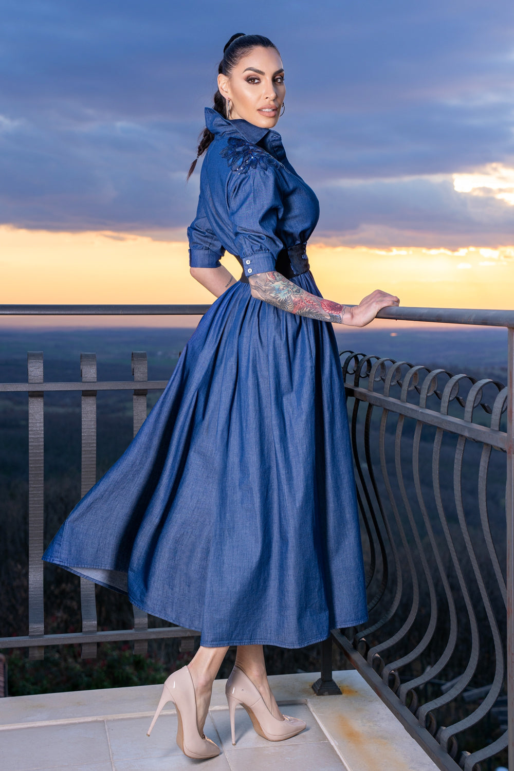 LOOSE LIGHT DENIM DRESS WITH BELT - ESSENTIALS
