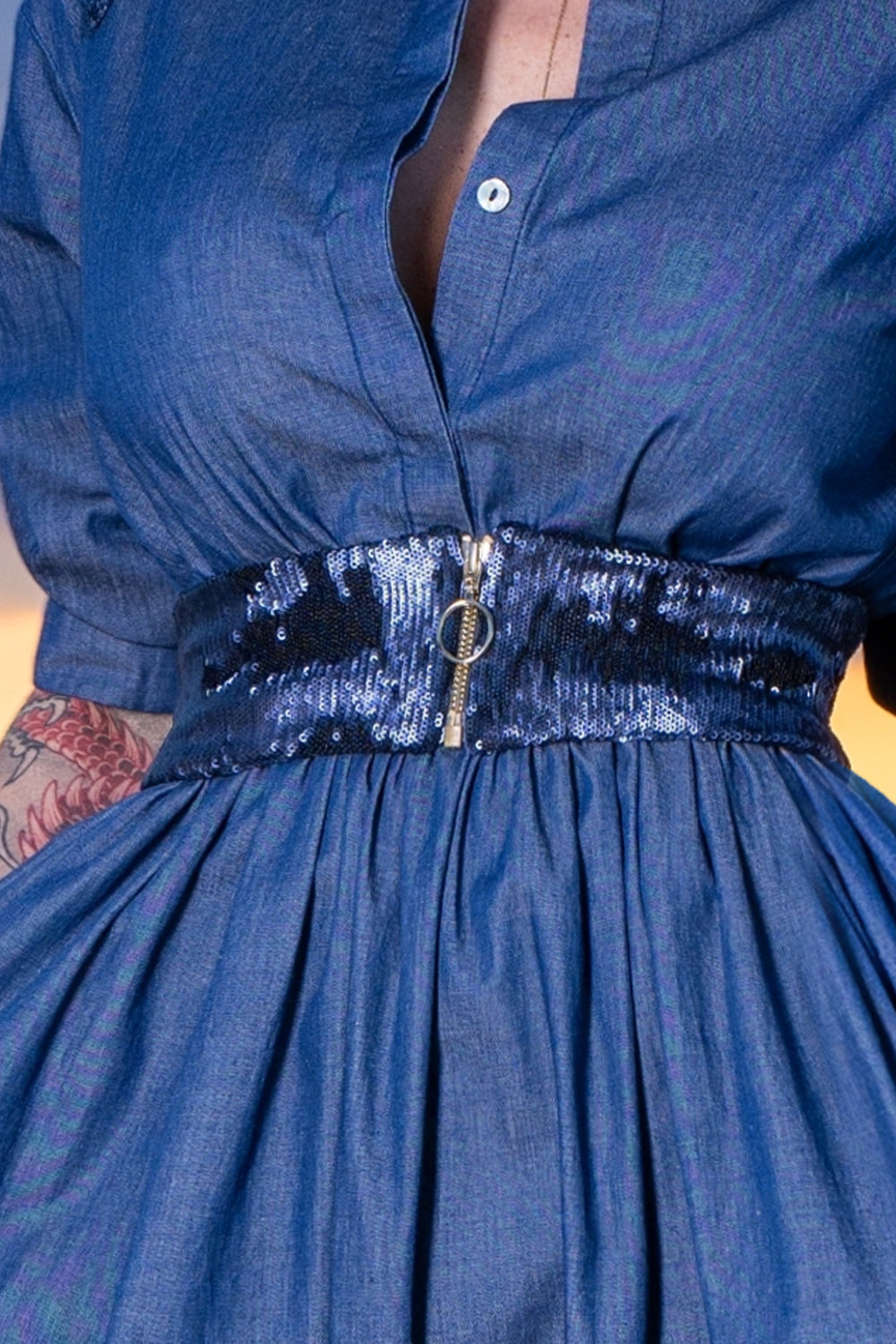 LOOSE LIGHT DENIM DRESS WITH BELT - ESSENTIALS