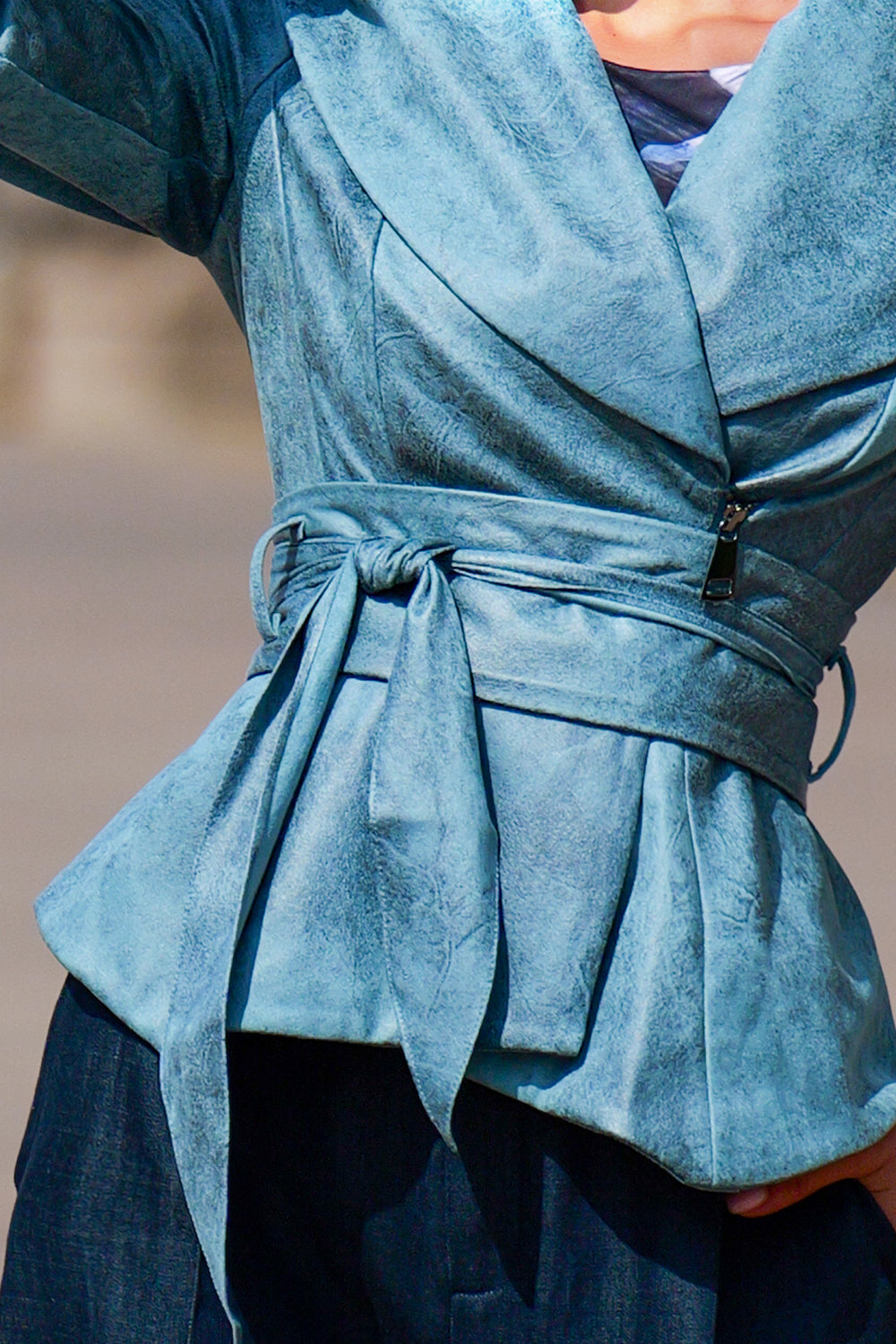 SUEDE-LOOK BLAZER WITH ASYMMETRICAL CLOSURE IN BLUE - ESSENTIALS JIORO БЛЕЙЗЕР С ШАЛ ЯКА ОТ ВЕЛУР В АЗУРНО СИНЬО - ESSENTIALS JIORO