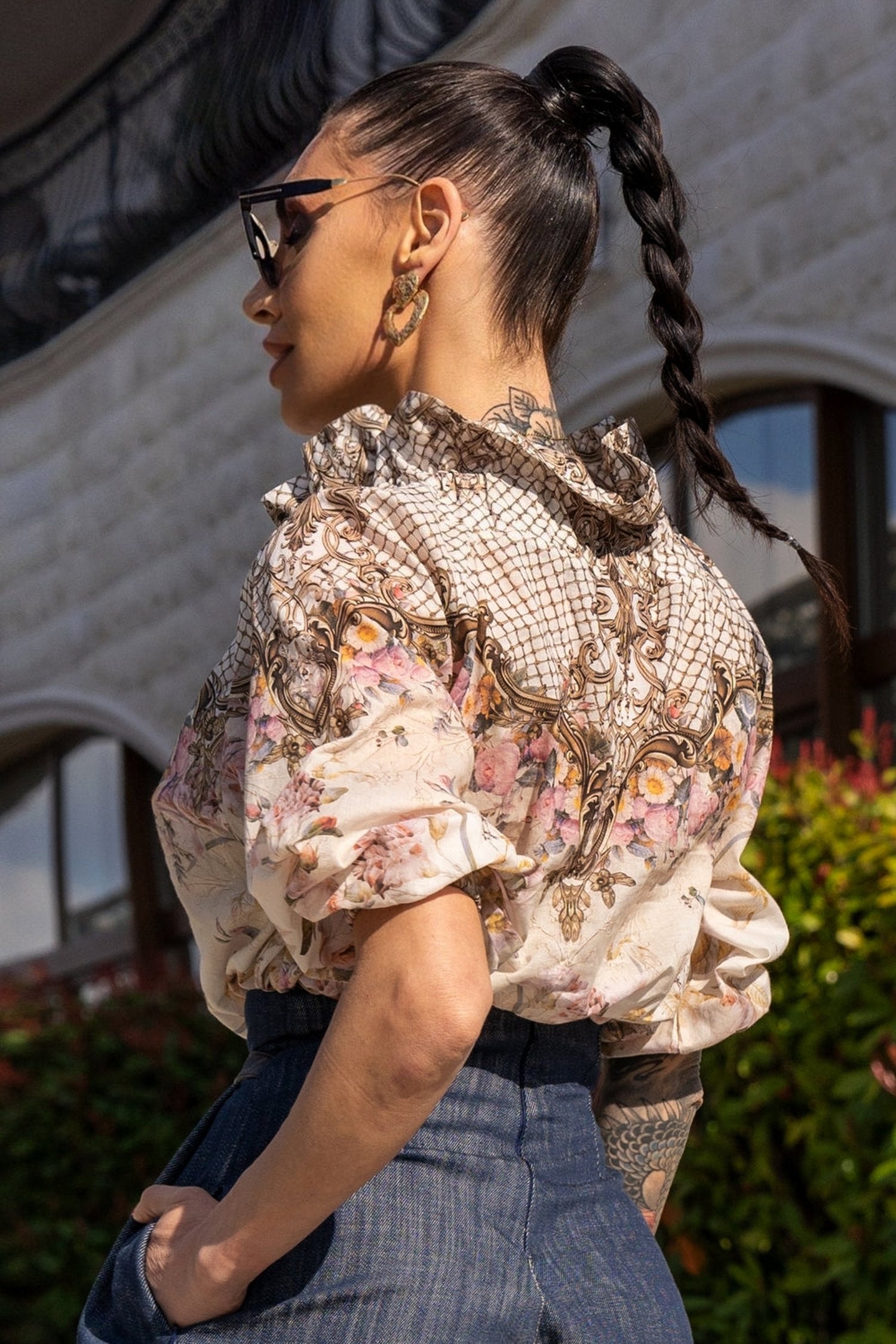 COTTON SHIRT WITH A STATEMENT COLLAR - BAROQUE FLOWERS