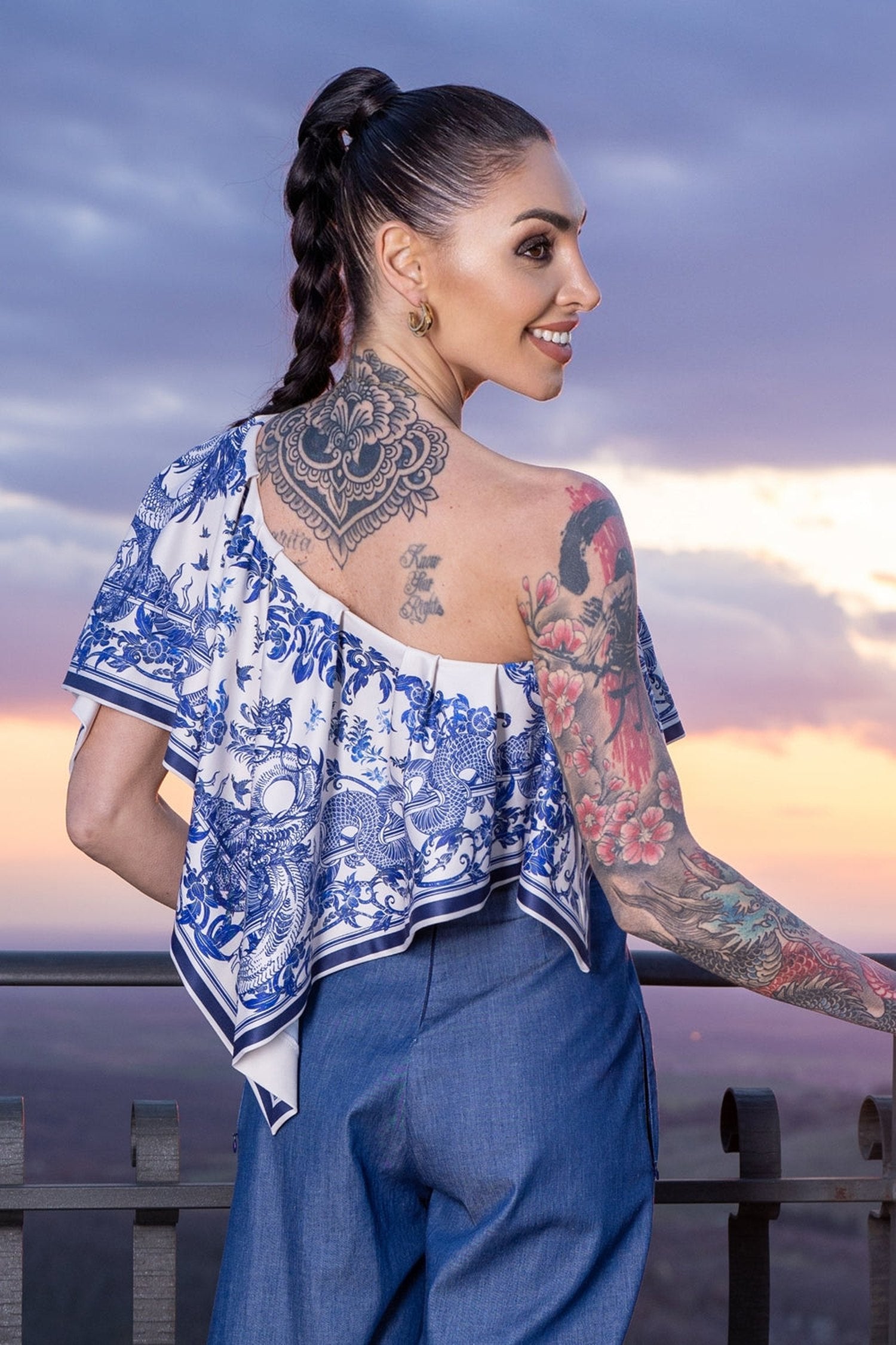 Elegantní top s odhaleným ramenem - Asia Sky