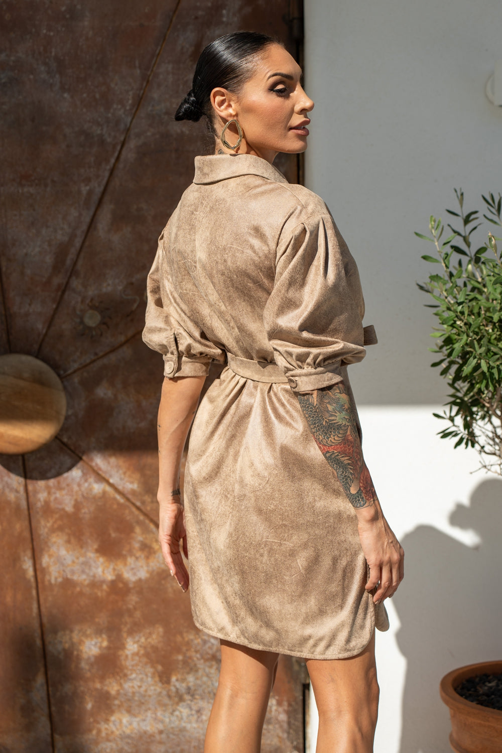 SUEDE-LOOK SHIRT DRESS IN CAPPUCINO - ESSENTIALS JIORO РИЗО-РОКЛЯ С ЕФЕКТ НА ВЕЛУР В ЦВЯТ КАПУЧИНО - ESSENTIALS JIORO