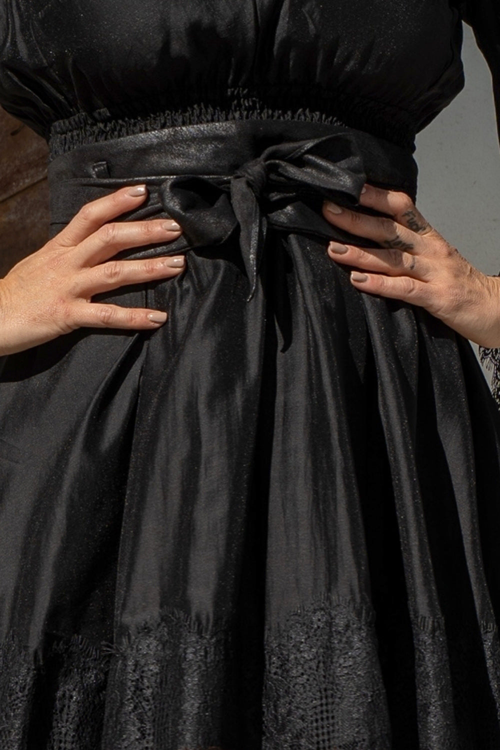 ROBE COURTE EN TENCEL AVEC DENTELLE EN NOIR - ESSENTIELS