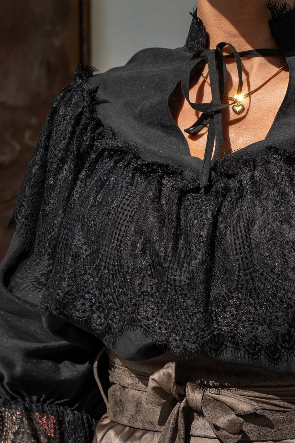BOHEMIAN BLACK BLOUSE WITH PUFF SLEEVES AND LACE DETAILS - ESSENTIALS