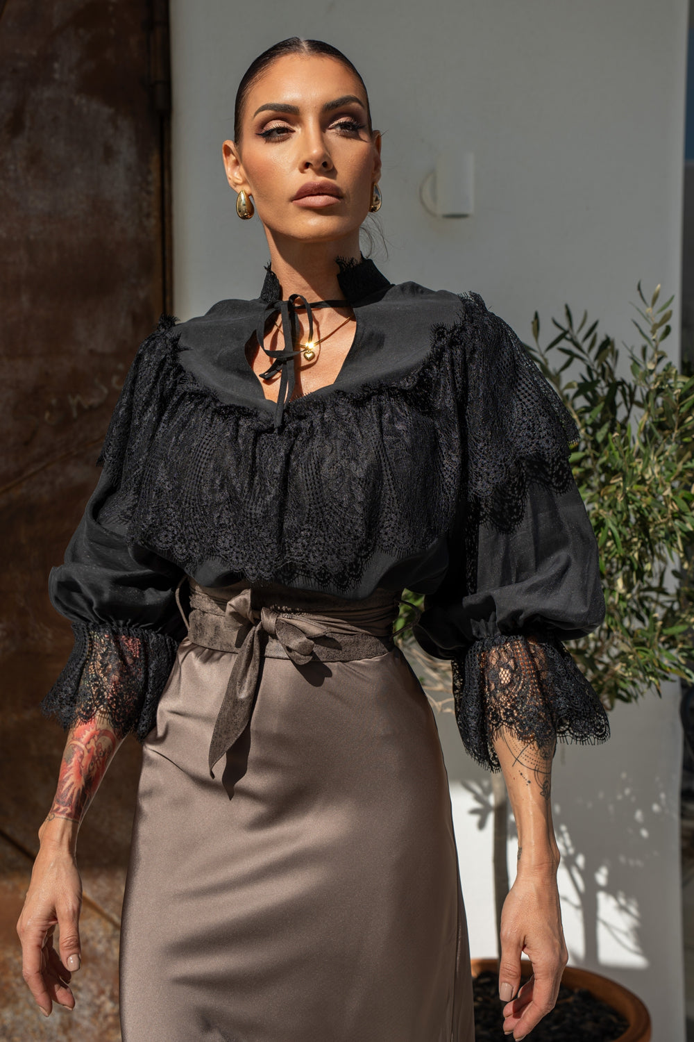 BOHEMIAN BLACK BLOUSE WITH PUFF SLEEVES AND LACE DETAILS - ESSENTIALS