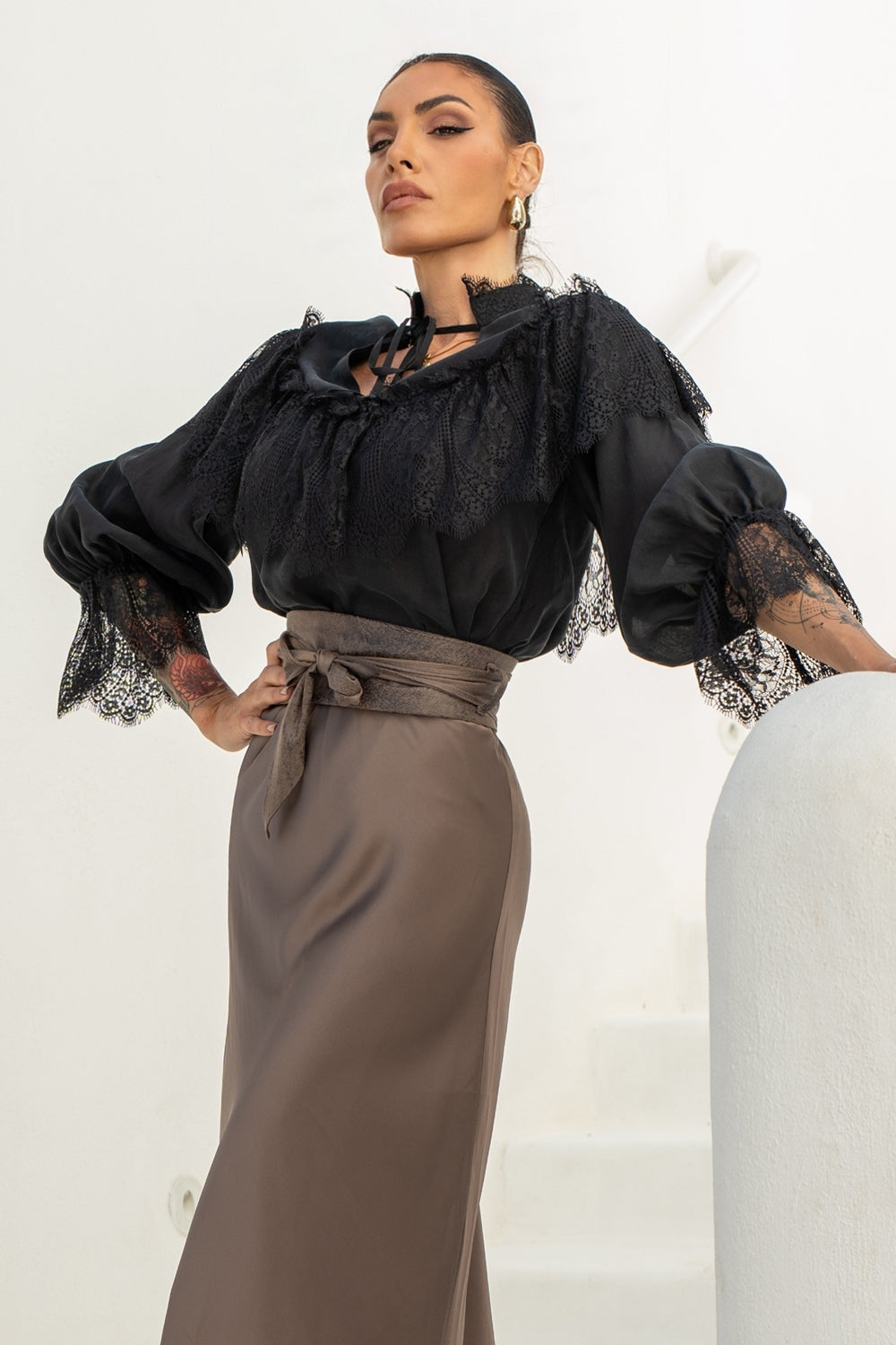 BOHEMIAN BLACK BLOUSE WITH PUFF SLEEVES AND LACE DETAILS - ESSENTIALS