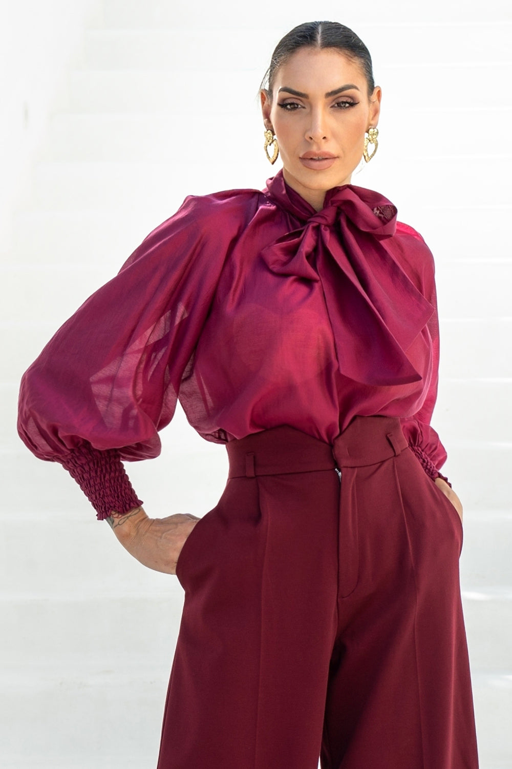 BOHEMIAN BURGUNDY BLOUSE WITH PUFF SLEEVES AND TIE-FRONT COLLAR - ESSENTIALS JIORO БОХЕМСКА РИЗА С БУФАН РЪКАВИ И ЯКА С ВРЪЗКИ В БУРГУНДИ - ESSENTIALS JIORO