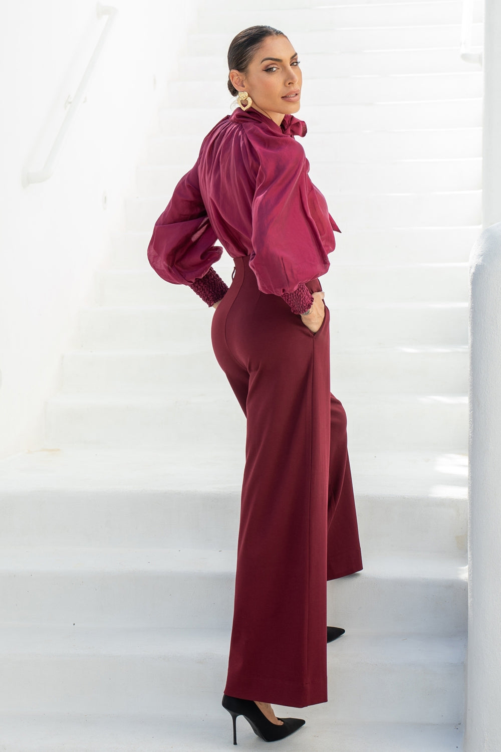 BOHEMIAN BURGUNDY BLOUSE WITH PUFF SLEEVES AND TIE-FRONT COLLAR - ESSENTIALS JIORO БОХЕМСКА РИЗА С БУФАН РЪКАВИ И ЯКА С ВРЪЗКИ В БУРГУНДИ - ESSENTIALS JIORO