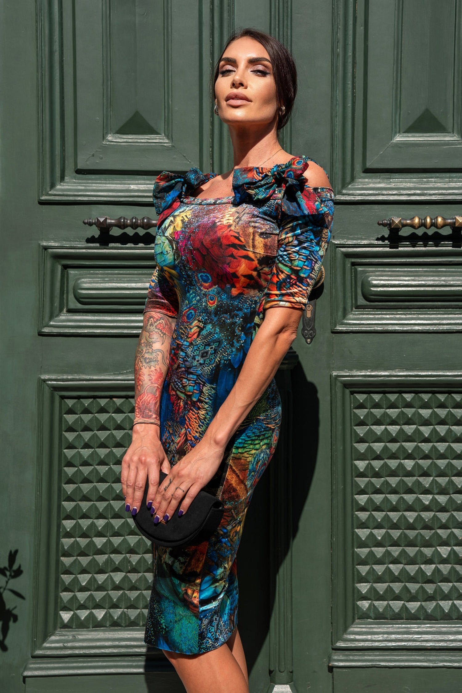 SAMT-KLEID MIT WEICHEM AUSSCHNITT UND BANDDETAILS - AMAZONIA