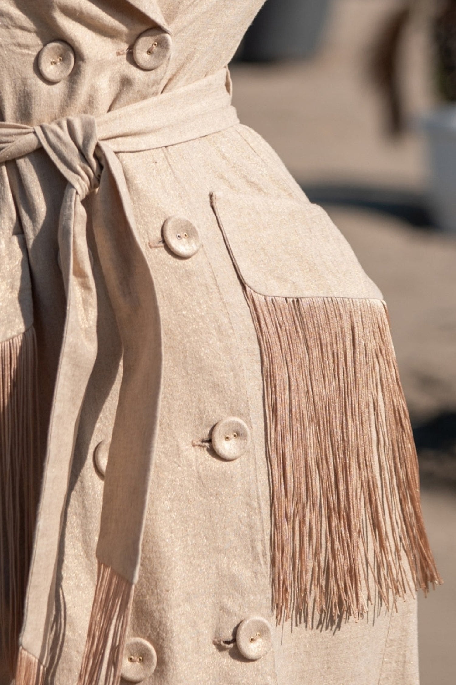 LINEN SLEEVELESS TRENCH MIDI DRESS WITH FRINGES - ESSENTIALS JIORO ДЪЛГА РОКЛЯ ОТ ЗЛАТИСТ ЛЕН С РЕСНИ - ESSENTIALS JIORO