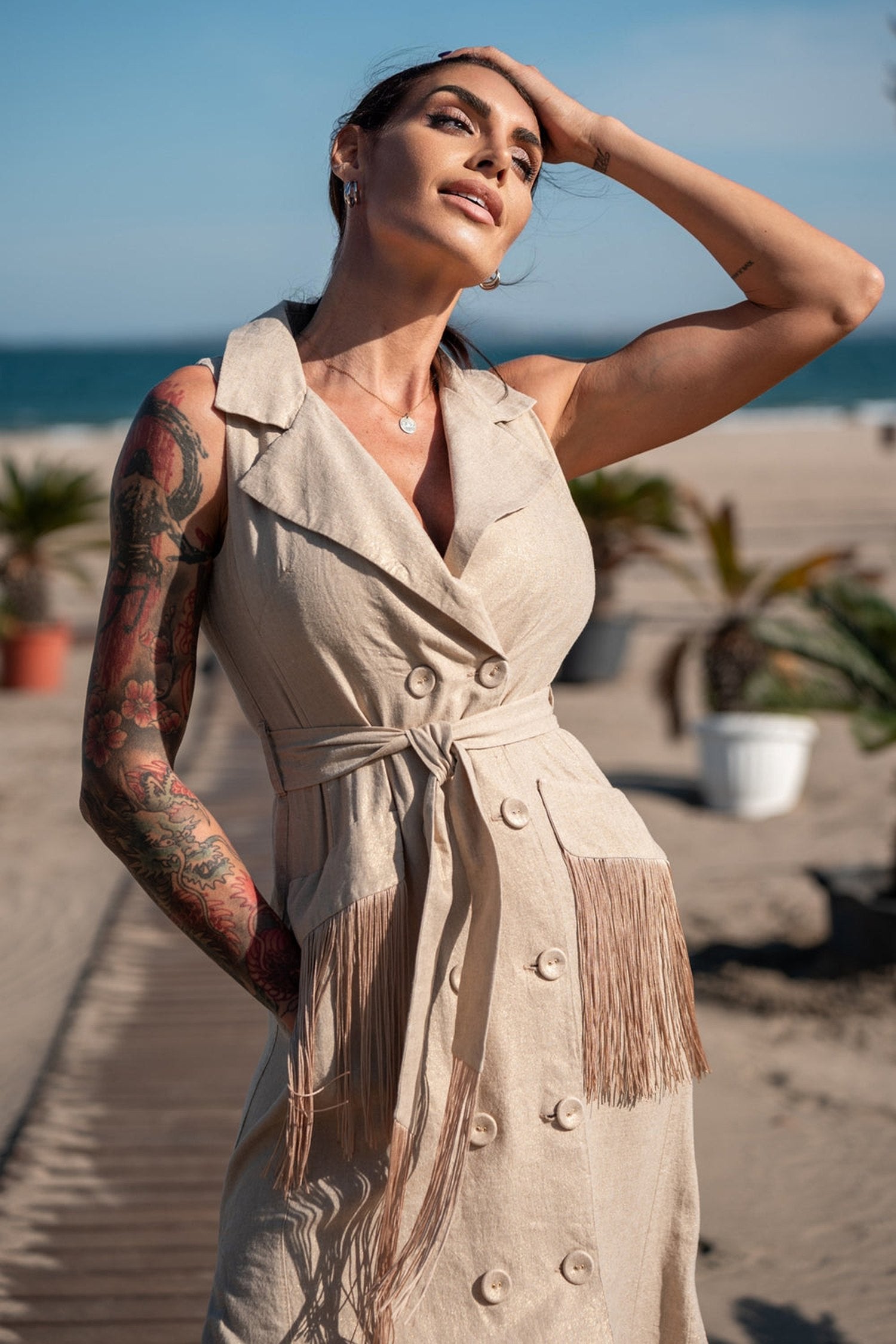 LINEN SLEEVELESS TRENCH MIDI DRESS WITH FRINGES - ESSENTIALS JIORO ДЪЛГА РОКЛЯ ОТ ЗЛАТИСТ ЛЕН С РЕСНИ - ESSENTIALS JIORO