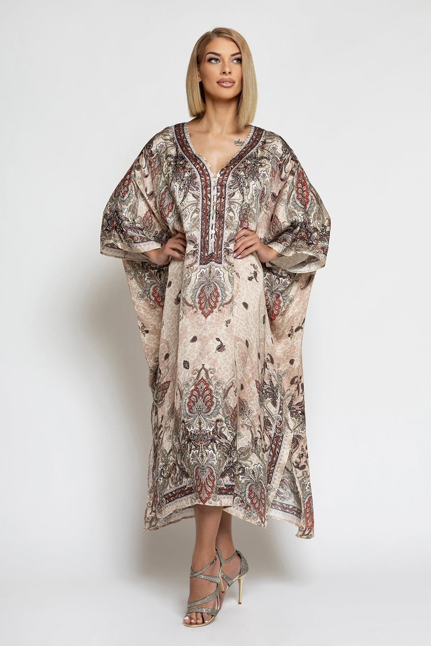 SATINOVÝ VISKÓZOVÝ KAFTAN - PAISLEY BÉŽOVÝ