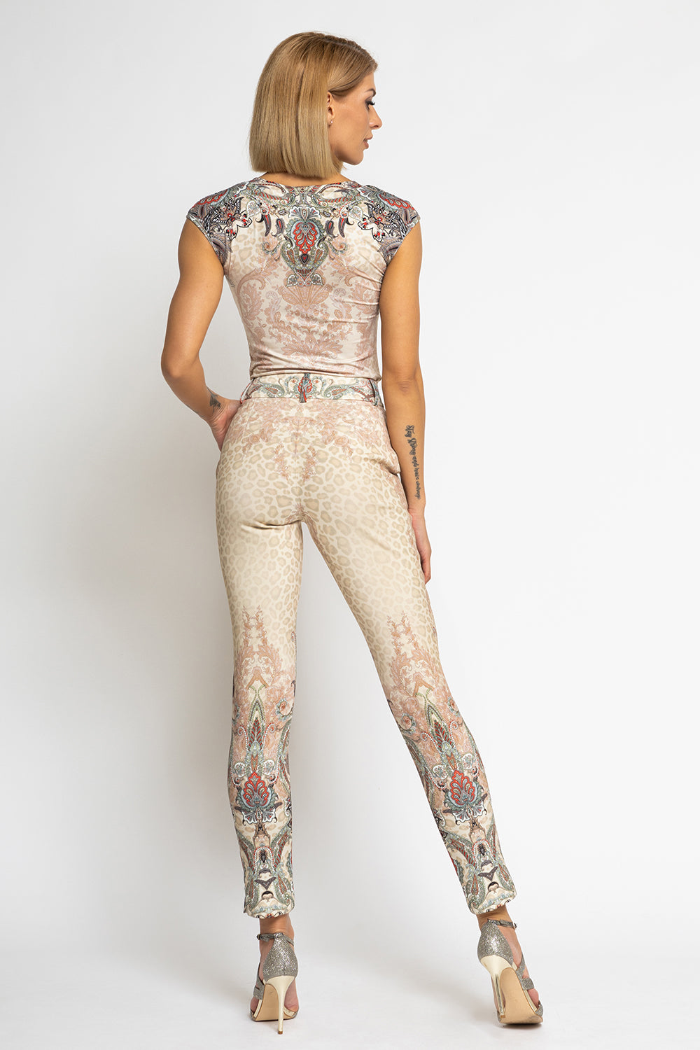 BASIC BLOUSE WITH V-NECKLINE - PAISLEY BEIGE