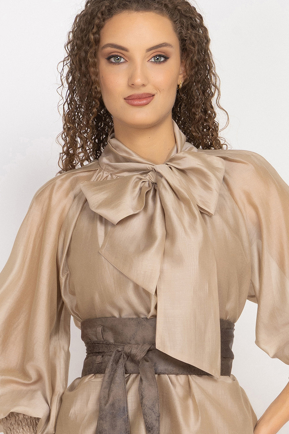 BOHEMIAN BEIGE LYOCELL BLOUSE WITH PUFF SLEEVES AND TIE-FRONT COLLAR - ESSENTIALS JIORO БОХЕМСКА РИЗА ОТ ЛИОЦЕЛ В БЕЖОВО С БОГАТИ РЪКАВИ И ВРЪЗКА - ESSENTIALS JIORO