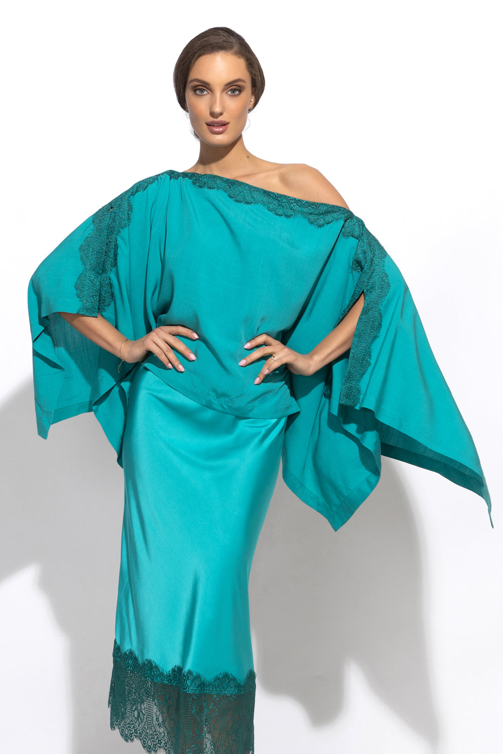 RELAXED VISCOSE TUNIC WITH SIDE SLITS AND LACE IN TURQUOISE - ESSENTIALS