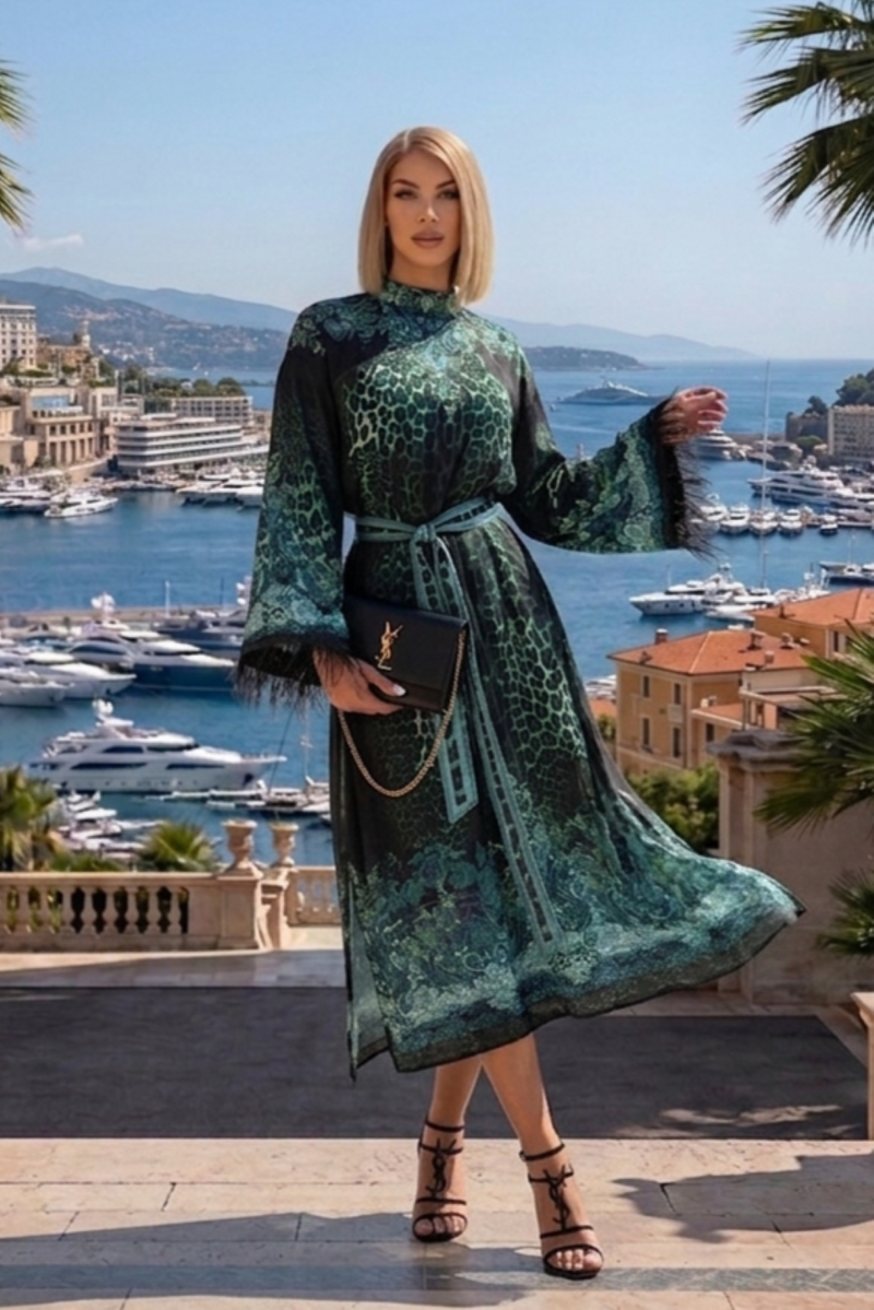 VISKOSE-SATIN-CAFTAN MIT FEDERN - LEO NEONGRÜN