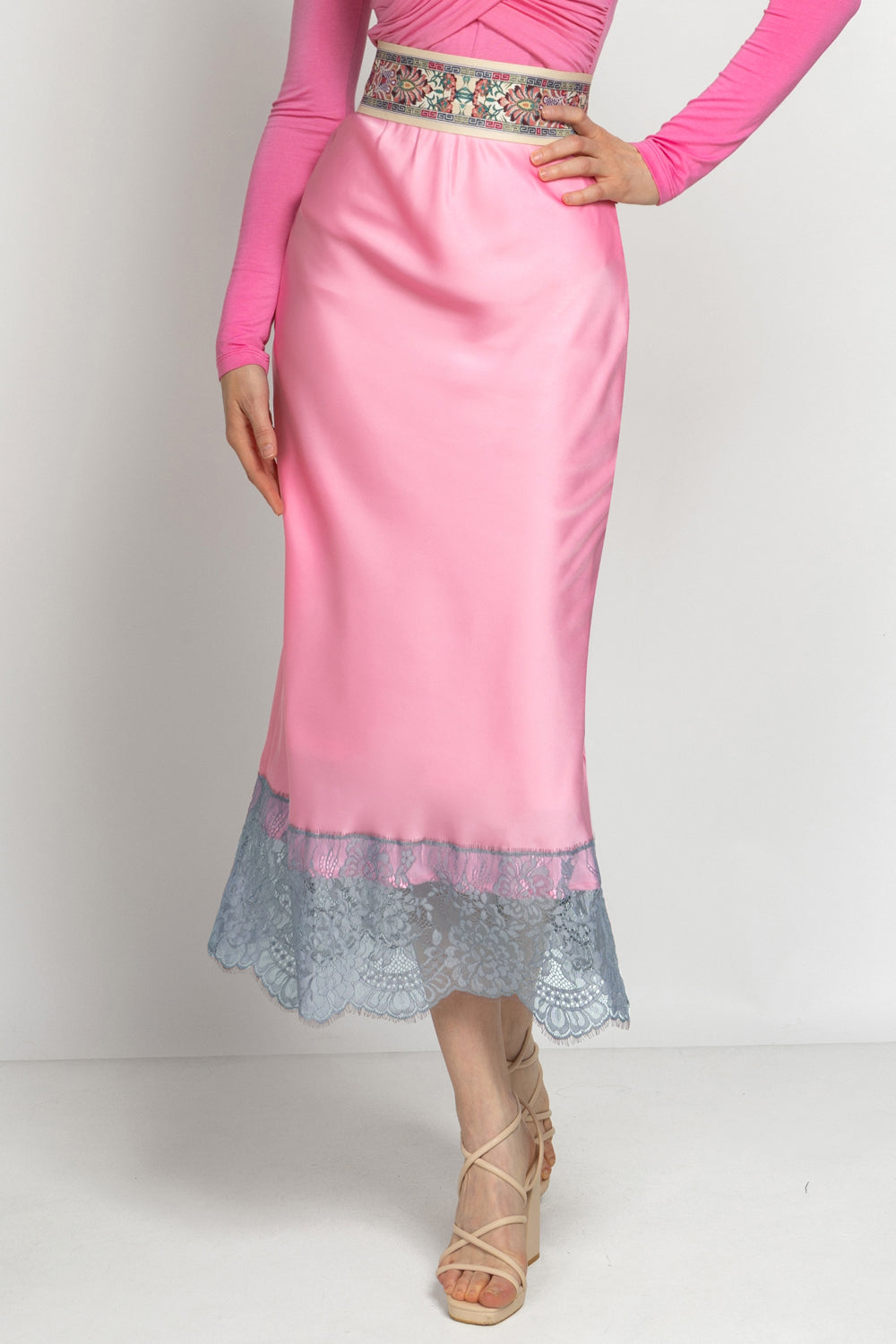 FLARED PINK SKIRT WITH LACE TRIM IN WHITE BLUE - ESSENTIALS JIORO САТЕНЕНА ПОЛА В РОЗОВО С ДАНТЕЛА И ЛАСТИЧЕН КОЛАН - ESSENTIALS JIORO