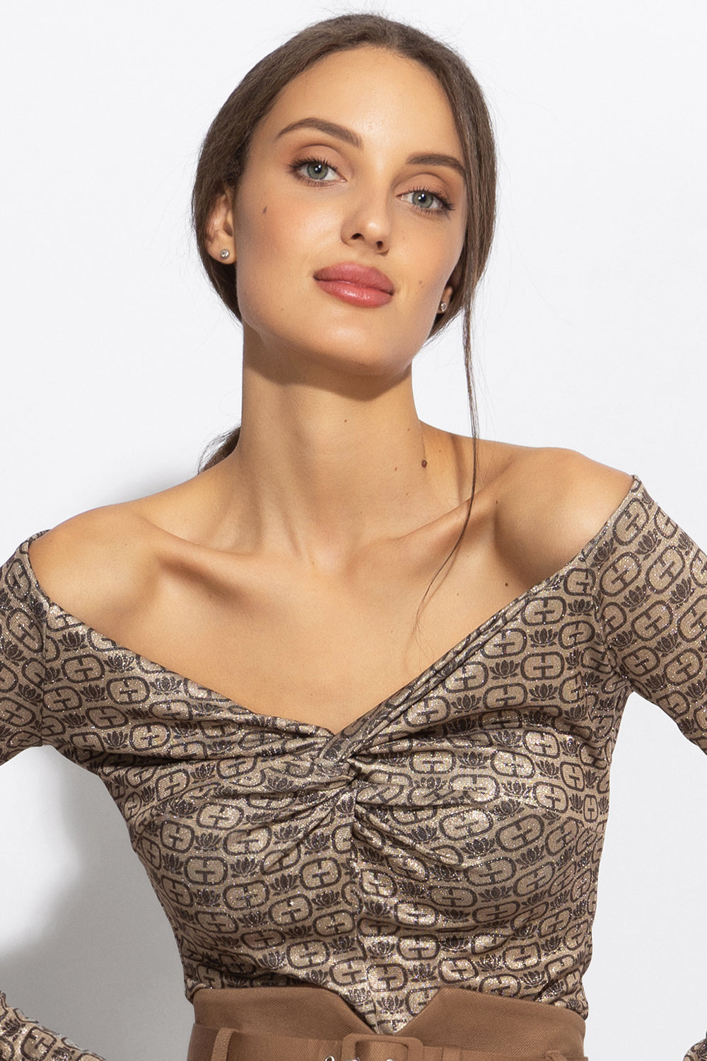 TOP WITH TWIST DETAIL AND LONG SLEEVES - DARK BROWN LOGO