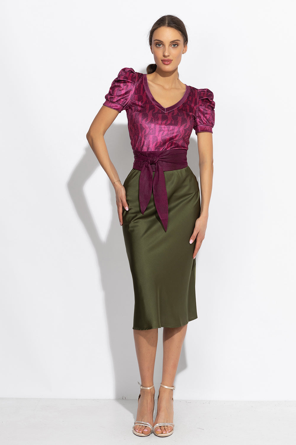 BLUSE MIT PUFFÄRMELN UND V-AUSSCHNITT - BURGUNDER LOGO