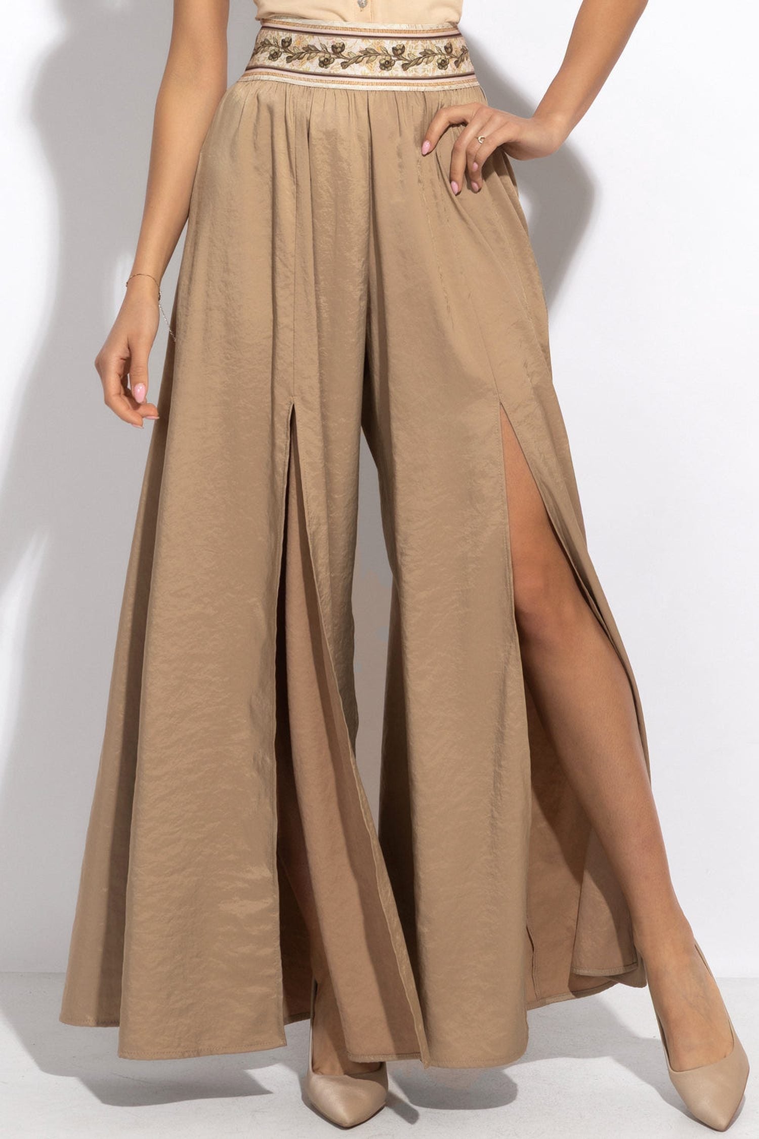 HIGH-WAISTED PANTS CUPRO TOUCH WITH SLITS IN BEIGE - ESSENTIALS JIORO ПАНТАЛОН В БЕЖОВО С ВИСОКА ТАЛИЯ, КУПРО УСЕЩАНЕ И ЦЕПКИ – ESSENTIALS JIORO