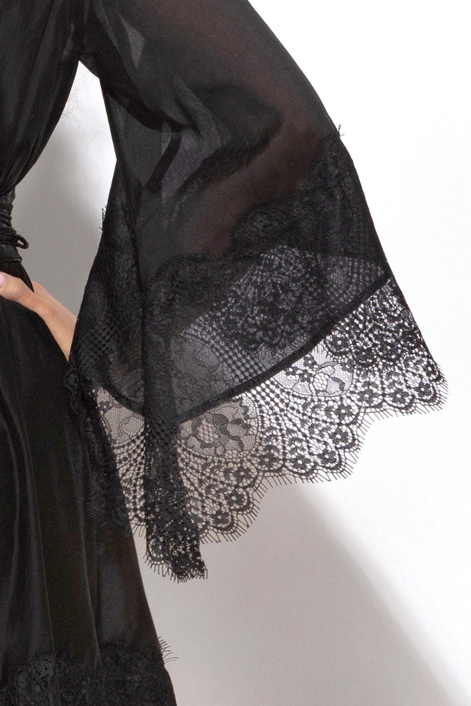 Krátke šaty z tencelu s čipkou v čiernej farbe - Essentials